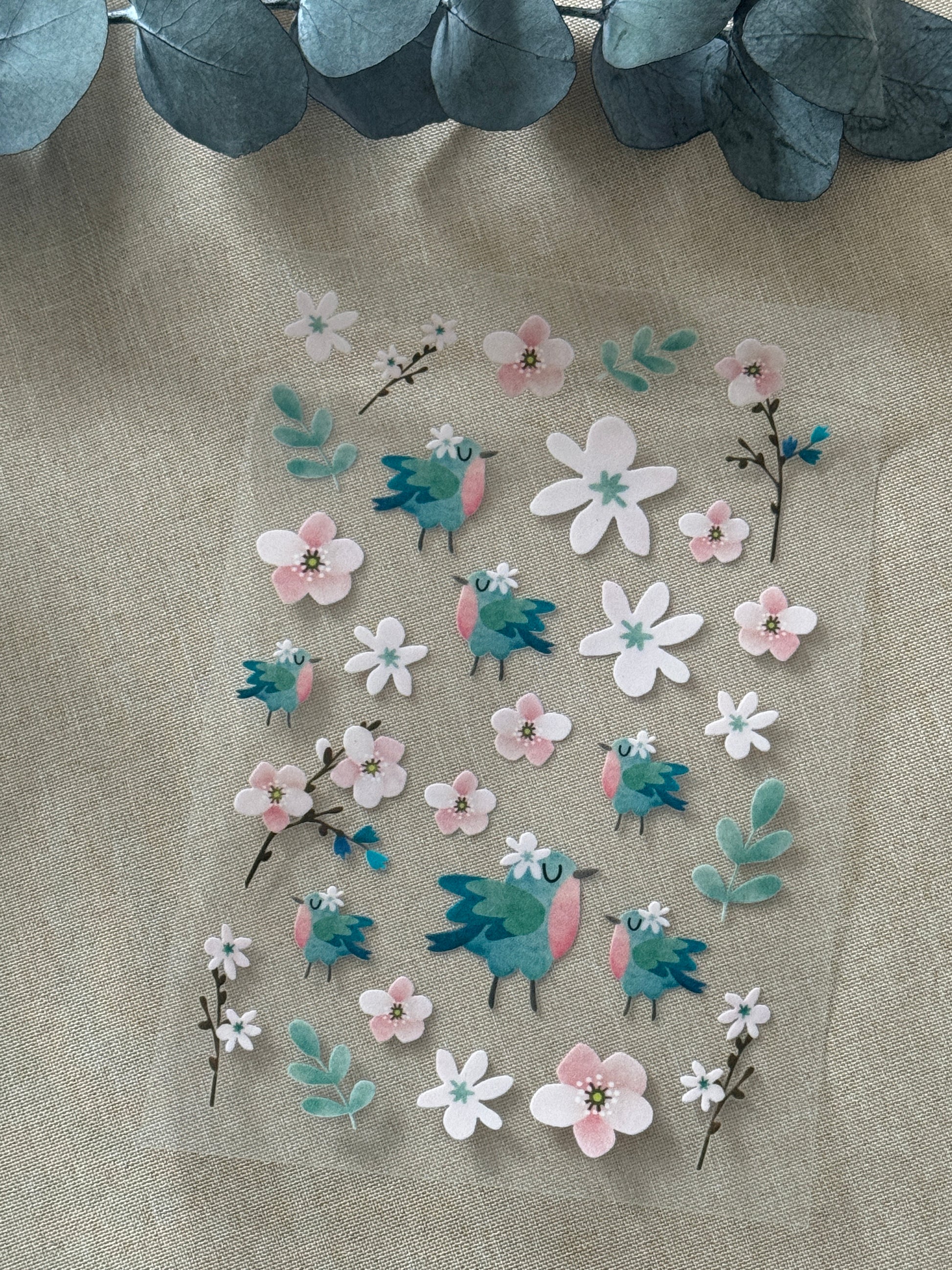 Rub On Aufklebern Vögel A5 Warum du unsere Rub-Ons lieben wirst:  ✔ Randloser Premium-Look   ✔ Besondere Haptik   ✔ Präzise Platzierung dank transparenter Trägerfolie  ✔ Wasser- und kratzfest // Hitze- und UV-beständig   ✔ Starke Haftung auf Glas, Keramik, Holz, Raysin u.v.m.  ✔ Langlebig und hochwertig verarbeitet  ✔ Auch gewerblich nutzbar – keine zusätzliche Lizenz nötig