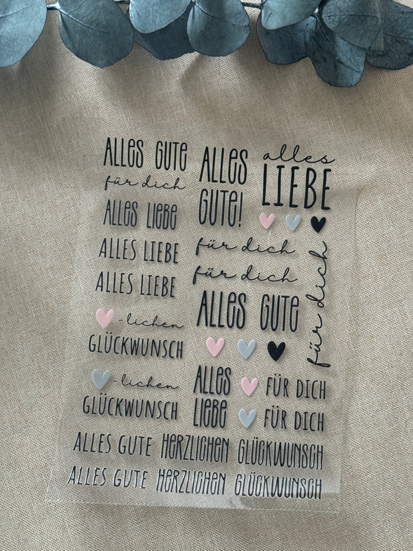 Rub On Aufkleber Alles Gute Geburtstag Happy Birthday A5 Warum du unsere Rub-Ons lieben wirst:  ✔ Randloser Premium-Look   ✔ Besondere Haptik   ✔ Präzise Platzierung dank transparenter Trägerfolie  ✔ Wasser- und kratzfest // Hitze- und UV-beständig   ✔ Starke Haftung auf Glas, Keramik, Holz, Raysin u.v.m.  ✔ Langlebig und hochwertig verarbeitet  ✔ Auch gewerblich nutzbar – keine zusätzliche Lizenz nötig