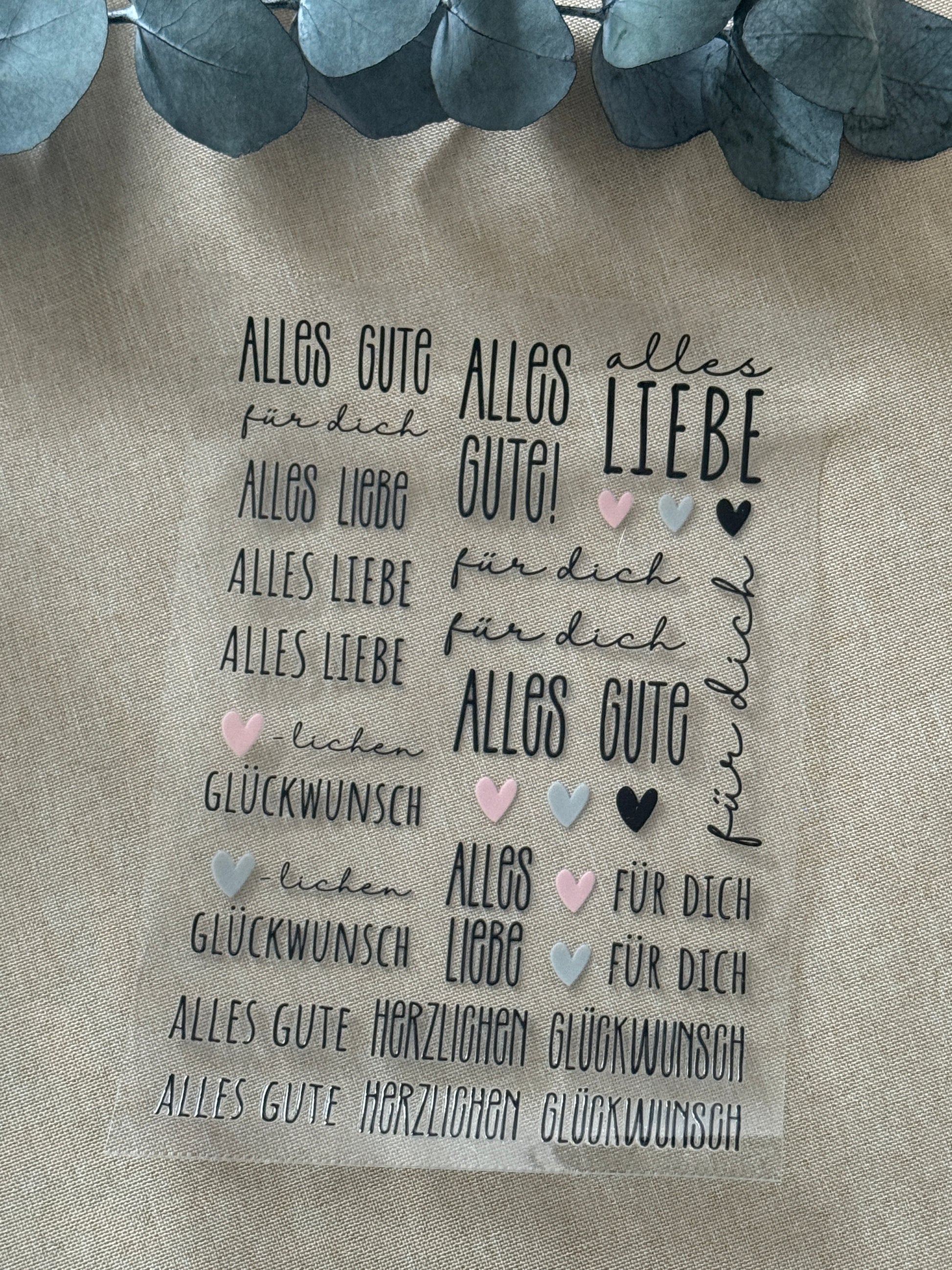 Rub On Aufkleber Alles Gute Geburtstag Happy Birthday A5 Warum du unsere Rub-Ons lieben wirst:  ✔ Randloser Premium-Look   ✔ Besondere Haptik   ✔ Präzise Platzierung dank transparenter Trägerfolie  ✔ Wasser- und kratzfest // Hitze- und UV-beständig   ✔ Starke Haftung auf Glas, Keramik, Holz, Raysin u.v.m.  ✔ Langlebig und hochwertig verarbeitet  ✔ Auch gewerblich nutzbar – keine zusätzliche Lizenz nötig