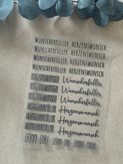 Rub On Aufkleber Reagenzglas Sprüche Wunscherfüller A5 Warum du unsere Rub-Ons lieben wirst:  ✔ Randloser Premium-Look   ✔ Besondere Haptik   ✔ Präzise Platzierung dank transparenter Trägerfolie  ✔ Wasser- und kratzfest // Hitze- und UV-beständig   ✔ Starke Haftung auf Glas, Keramik, Holz, Raysin u.v.m.  ✔ Langlebig und hochwertig verarbeitet  ✔ Auch gewerblich nutzbar – keine zusätzliche Lizenz nötig