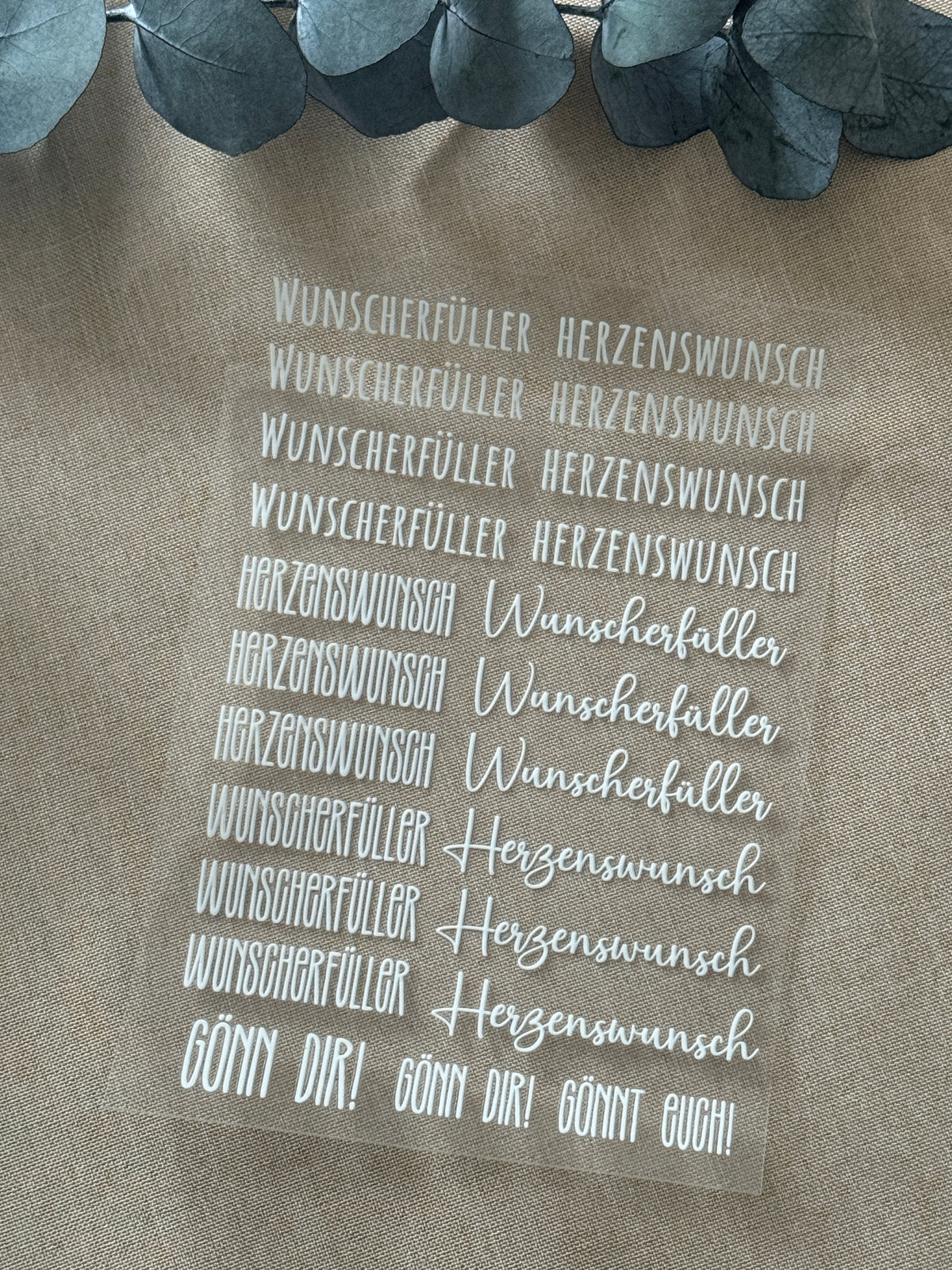 Rub On Aufkleber Wunscherfüller A5 Warum du unsere Rub-Ons lieben wirst:  ✔ Randloser Premium-Look   ✔ Besondere Haptik   ✔ Präzise Platzierung dank transparenter Trägerfolie  ✔ Wasser- und kratzfest // Hitze- und UV-beständig   ✔ Starke Haftung auf Glas, Keramik, Holz, Raysin u.v.m.  ✔ Langlebig und hochwertig verarbeitet  ✔ Auch gewerblich nutzbar – keine zusätzliche Lizenz nötig