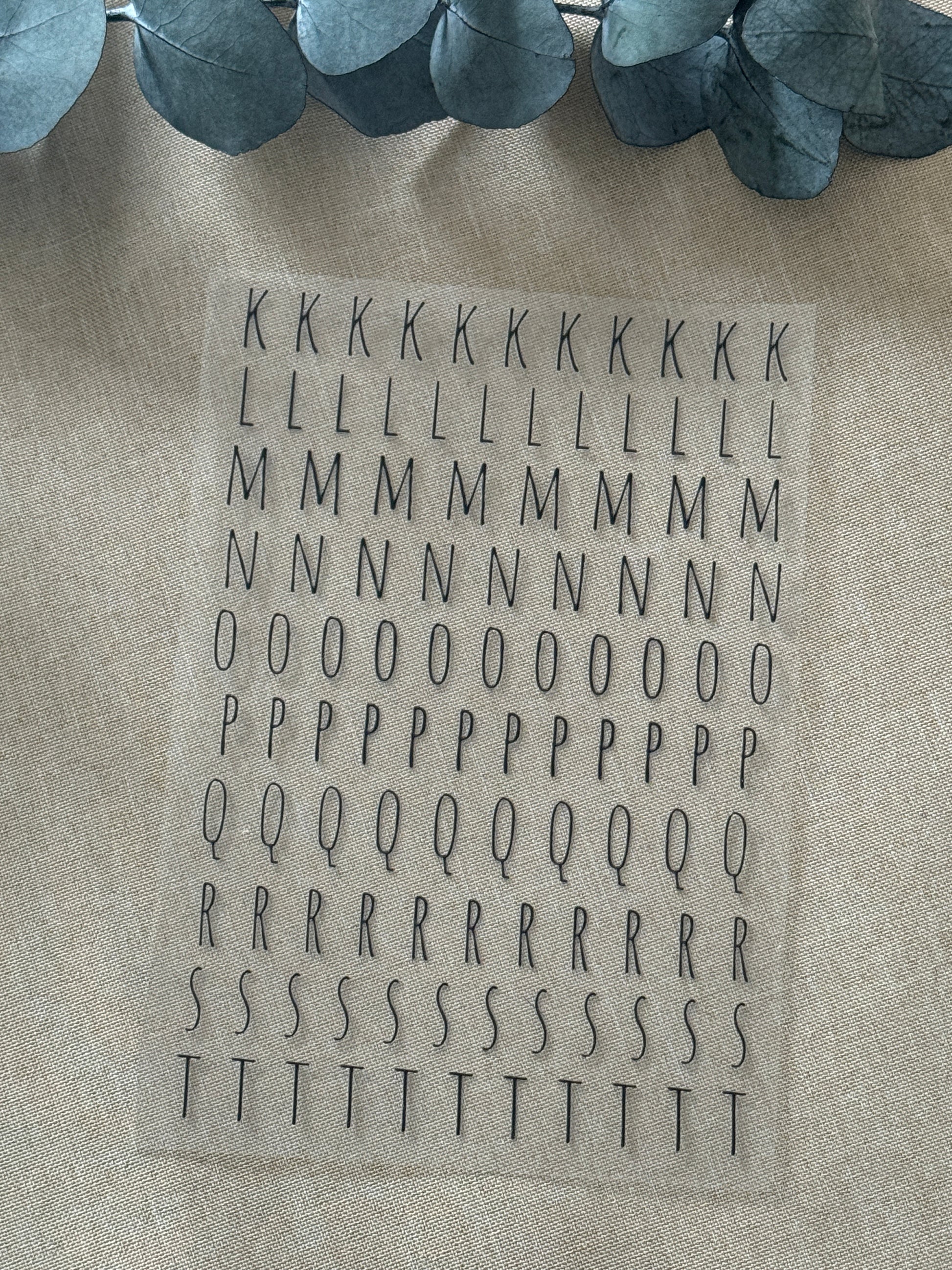 Rub On Aufkleber Buchstaben-Set Alphabet Personalisierung A5 Warum du unsere Rub-Ons lieben wirst:  ✔ Randloser Premium-Look   ✔ Besondere Haptik   ✔ Präzise Platzierung dank transparenter Trägerfolie  ✔ Wasser- und kratzfest // Hitze- und UV-beständig   ✔ Starke Haftung auf Glas, Keramik, Holz, Raysin u.v.m.  ✔ Langlebig und hochwertig verarbeitet  ✔ Auch gewerblich nutzbar – keine zusätzliche Lizenz nötig