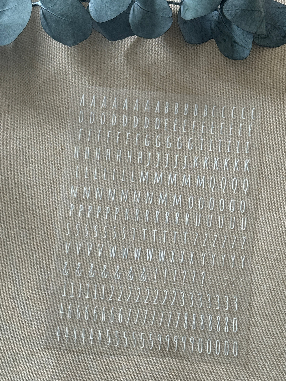  Rub On Aufkleber Buchstaben klein A5 weiss Warum du unsere Rub-Ons lieben wirst:  ✔ Randloser Premium-Look   ✔ Besondere Haptik   ✔ Präzise Platzierung dank transparenter Trägerfolie  ✔ Wasser- und kratzfest // Hitze- und UV-beständig   ✔ Starke Haftung auf Glas, Keramik, Holz, Raysin u.v.m.  ✔ Langlebig und hochwertig verarbeitet  ✔ Auch gewerblich nutzbar – keine zusätzliche Lizenz nötig
