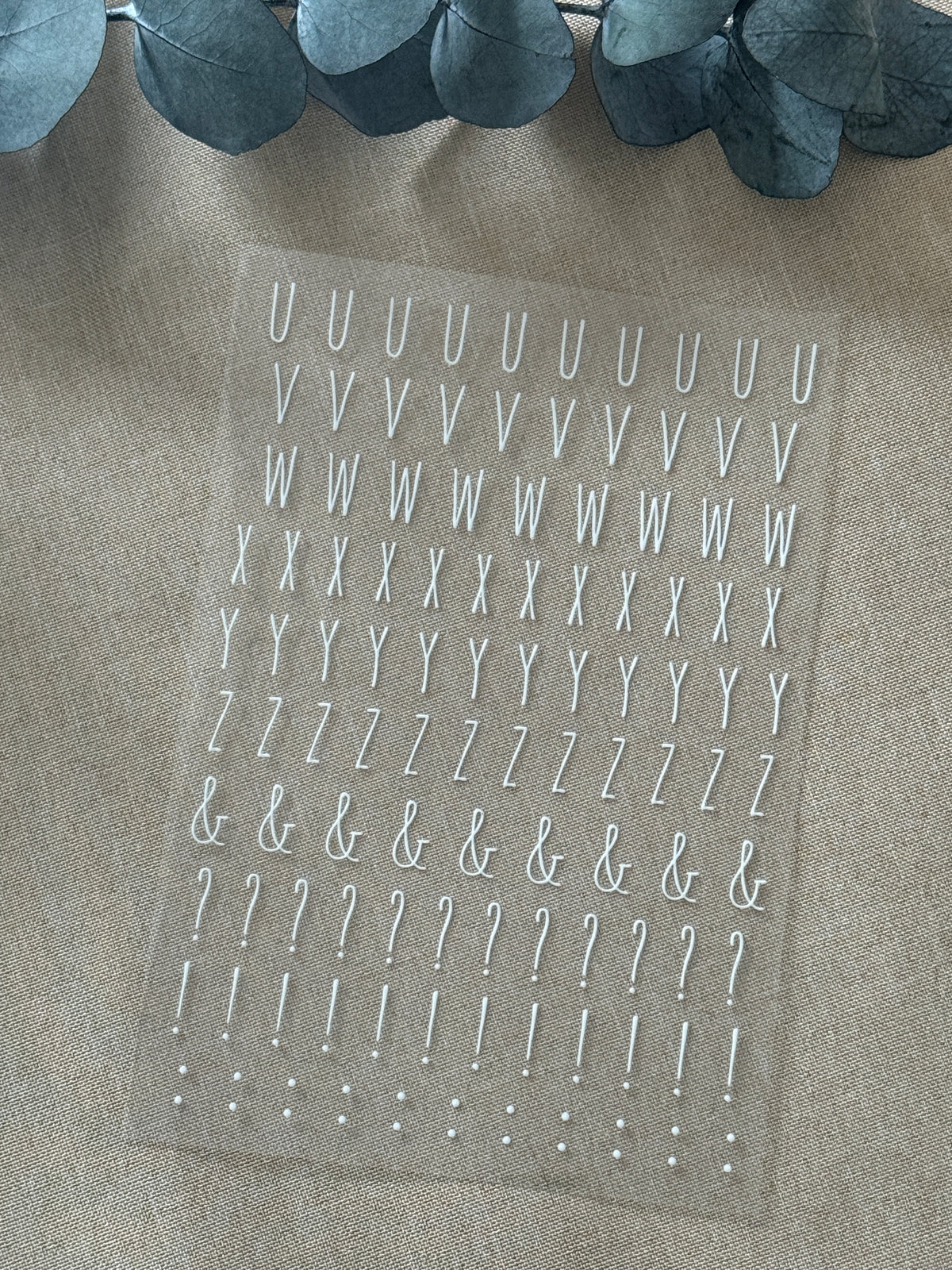 Rub On Aufkleber Buchstaben-Set A5 weiss Warum du unsere Rub-Ons lieben wirst:  ✔ Randloser Premium-Look   ✔ Besondere Haptik   ✔ Präzise Platzierung dank transparenter Trägerfolie  ✔ Wasser- und kratzfest // Hitze- und UV-beständig   ✔ Starke Haftung auf Glas, Keramik, Holz, Raysin u.v.m.  ✔ Langlebig und hochwertig verarbeitet  ✔ Auch gewerblich nutzbar – keine zusätzliche Lizenz nötig