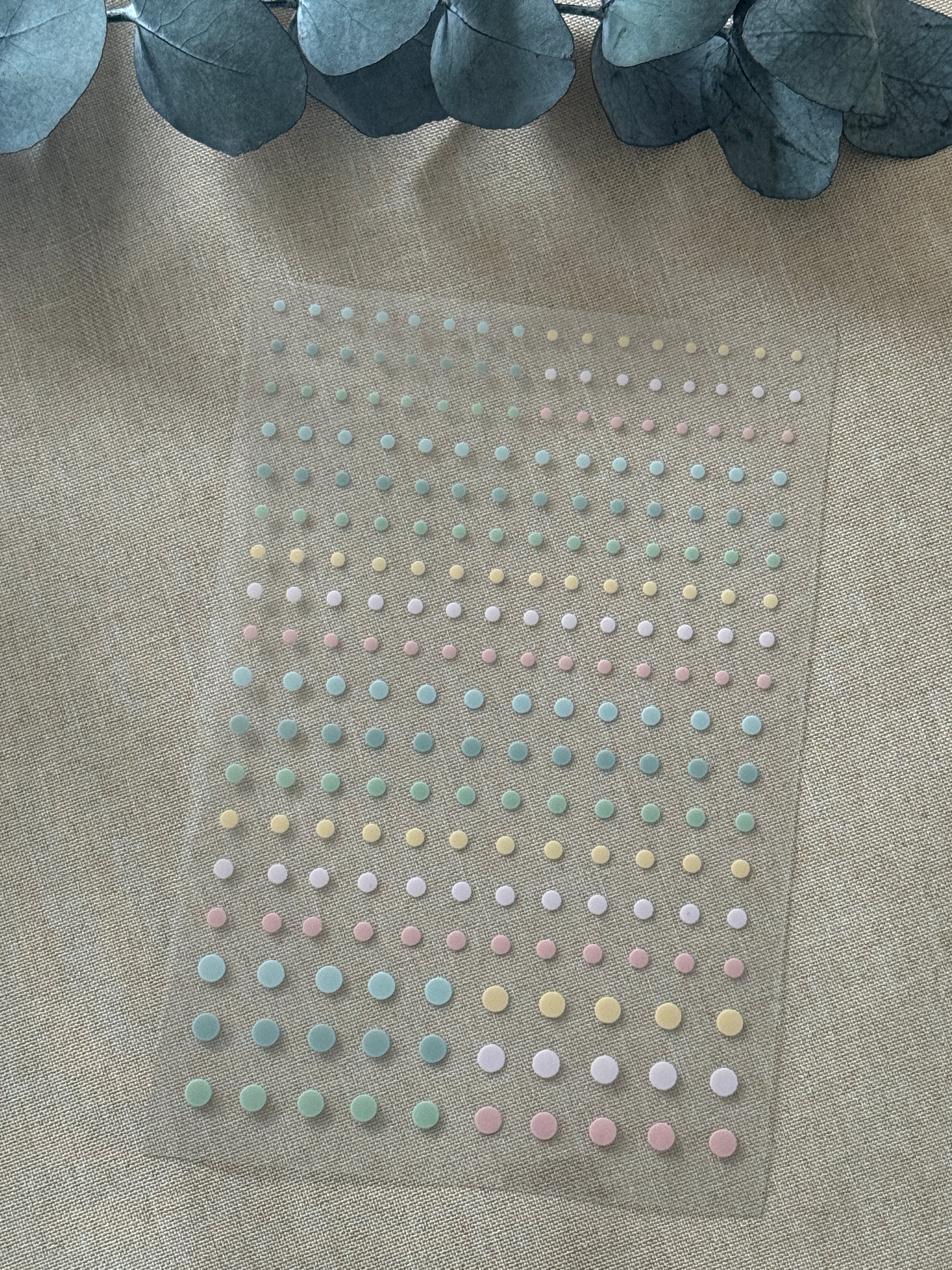 Rub On Aufkleber Punkte Konfetti A5 Warum du unsere Rub-Ons lieben wirst:  ✔ Randloser Premium-Look   ✔ Besondere Haptik   ✔ Präzise Platzierung dank transparenter Trägerfolie  ✔ Wasser- und kratzfest // Hitze- und UV-beständig   ✔ Starke Haftung auf Glas, Keramik, Holz, Raysin u.v.m.  ✔ Langlebig und hochwertig verarbeitet  ✔ Auch gewerblich nutzbar – keine zusätzliche Lizenz nötig