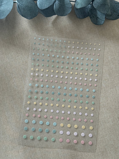 Rub On Aufkleber Punkte Konfetti A5 Warum du unsere Rub-Ons lieben wirst:  ✔ Randloser Premium-Look   ✔ Besondere Haptik   ✔ Präzise Platzierung dank transparenter Trägerfolie  ✔ Wasser- und kratzfest // Hitze- und UV-beständig   ✔ Starke Haftung auf Glas, Keramik, Holz, Raysin u.v.m.  ✔ Langlebig und hochwertig verarbeitet  ✔ Auch gewerblich nutzbar – keine zusätzliche Lizenz nötig