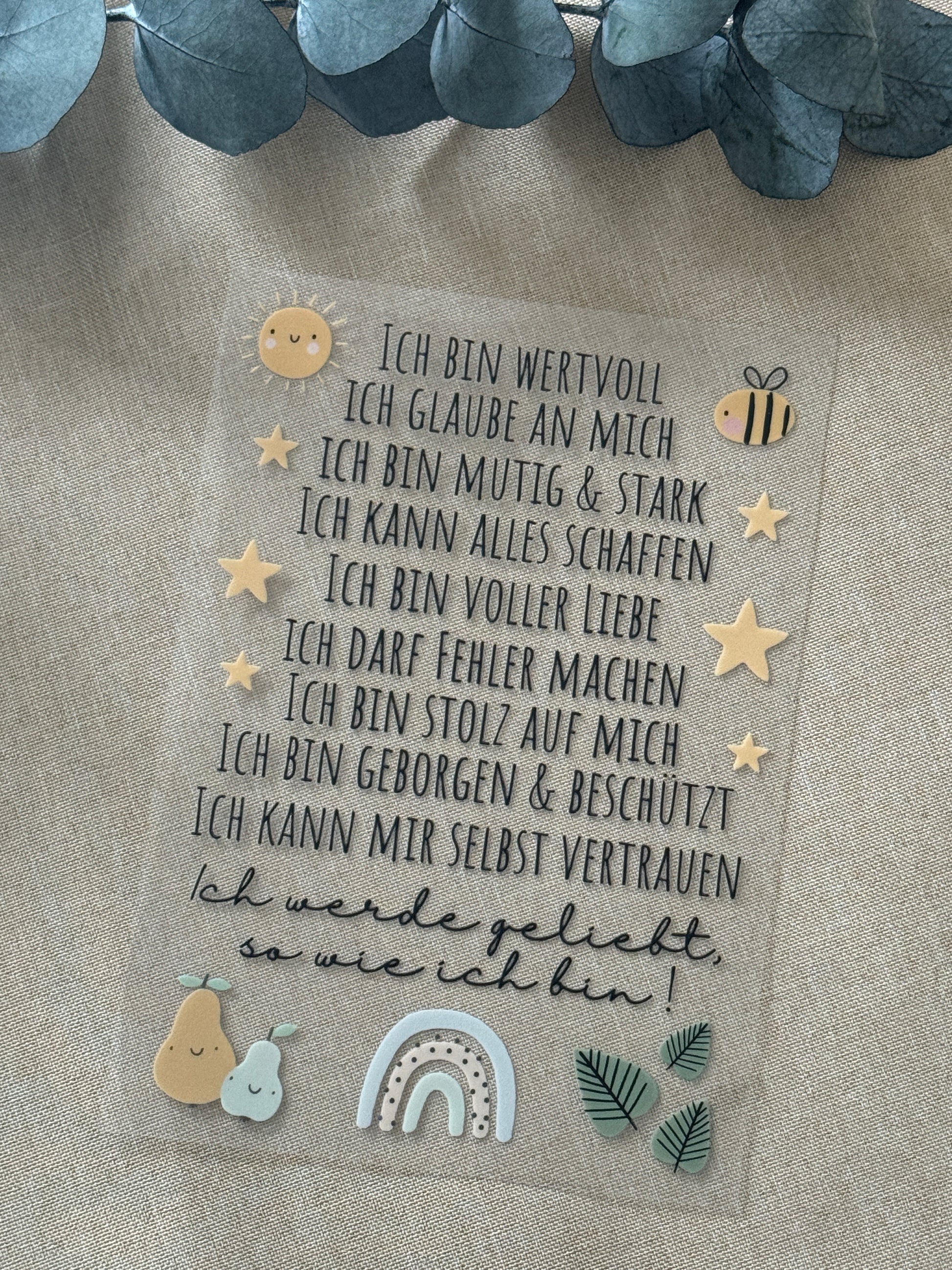 Rub On Aufkleber Affirmationen grün A5 Warum du unsere Rub-Ons lieben wirst:  ✔ Randloser Premium-Look   ✔ Besondere Haptik   ✔ Präzise Platzierung dank transparenter Trägerfolie  ✔ Wasser- und kratzfest // Hitze- und UV-beständig   ✔ Starke Haftung auf Glas, Keramik, Holz, Raysin u.v.m.  ✔ Langlebig und hochwertig verarbeitet  ✔ Auch gewerblich nutzbar – keine zusätzliche Lizenz nötig