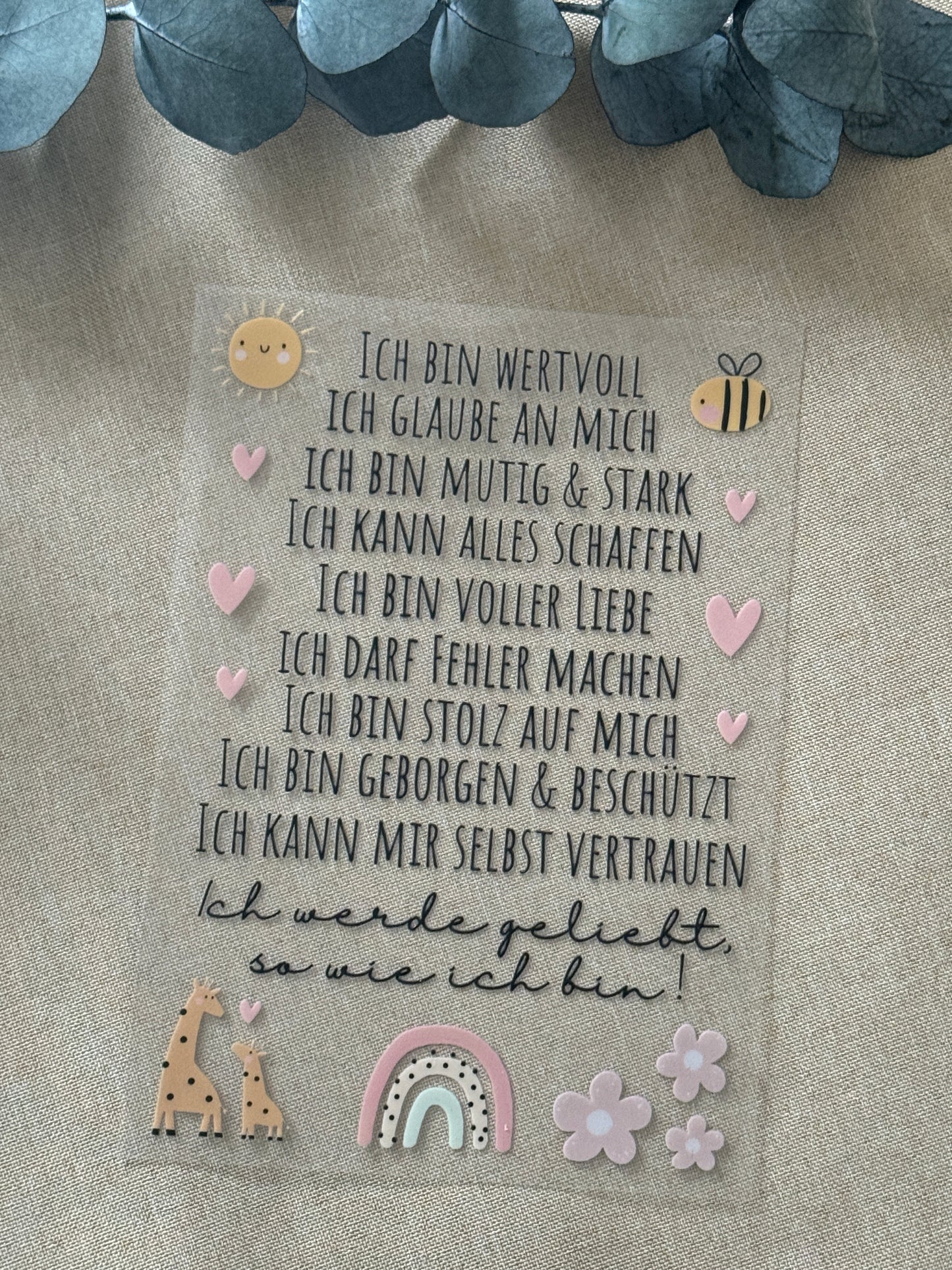 Rub On Aufkleber Affirmationen rosa A5 Warum du unsere Rub-Ons lieben wirst:  ✔ Randloser Premium-Look   ✔ Besondere Haptik   ✔ Präzise Platzierung dank transparenter Trägerfolie  ✔ Wasser- und kratzfest // Hitze- und UV-beständig   ✔ Starke Haftung auf Glas, Keramik, Holz, Raysin u.v.m.  ✔ Langlebig und hochwertig verarbeitet  ✔ Auch gewerblich nutzbar – keine zusätzliche Lizenz nötig