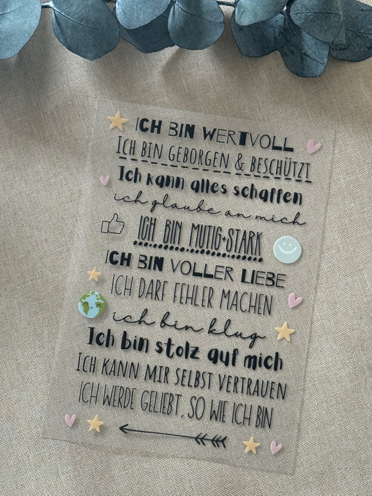 Rub On Aufkleber Affirmationen A5 Warum du unsere Rub-Ons lieben wirst:  ✔ Randloser Premium-Look   ✔ Besondere Haptik   ✔ Präzise Platzierung dank transparenter Trägerfolie  ✔ Wasser- und kratzfest // Hitze- und UV-beständig   ✔ Starke Haftung auf Glas, Keramik, Holz, Raysin u.v.m.  ✔ Langlebig und hochwertig verarbeitet  ✔ Auch gewerblich nutzbar – keine zusätzliche Lizenz nötig