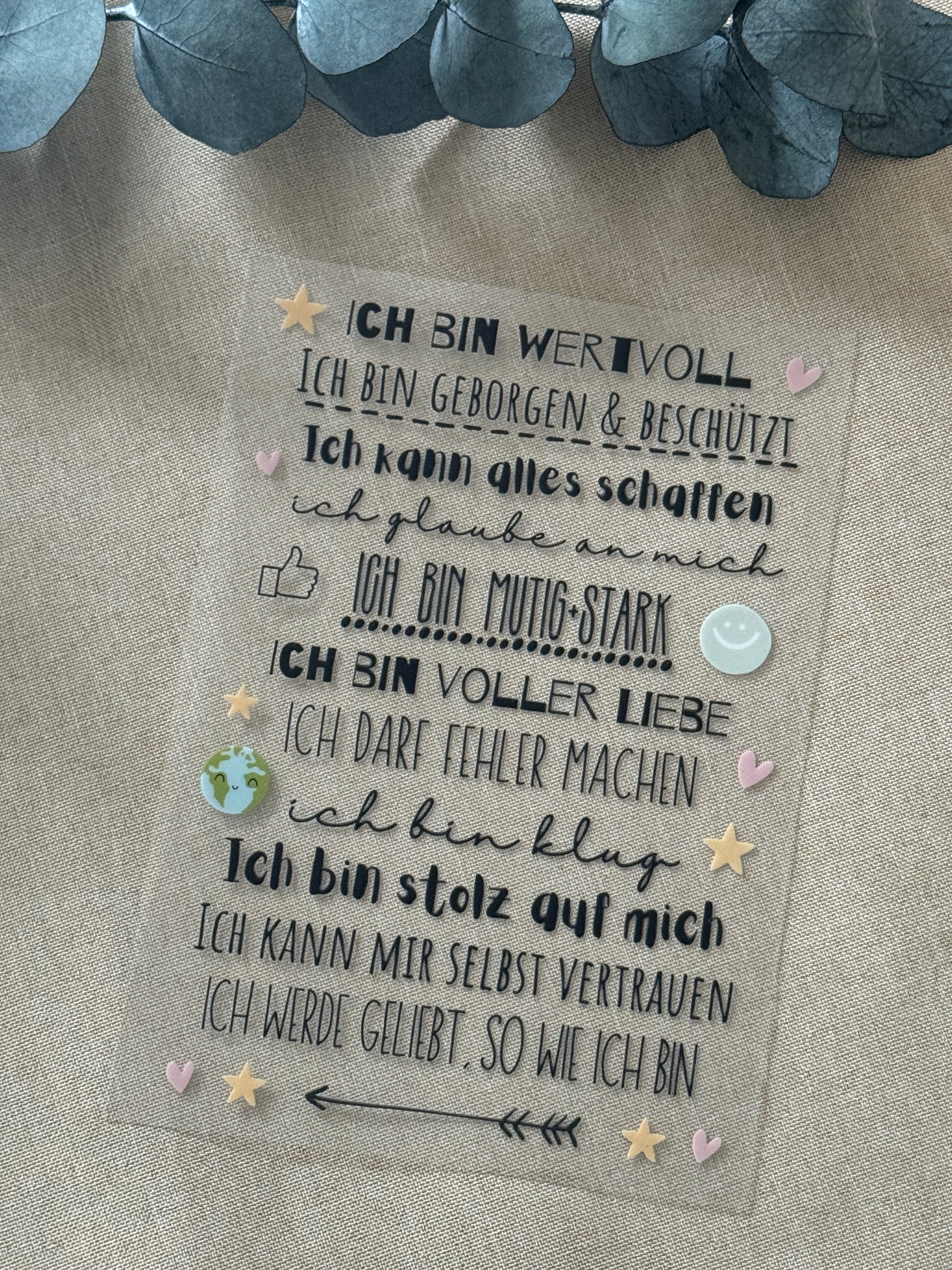 Rub On Aufkleber Affirmationen A5 Warum du unsere Rub-Ons lieben wirst:  ✔ Randloser Premium-Look   ✔ Besondere Haptik   ✔ Präzise Platzierung dank transparenter Trägerfolie  ✔ Wasser- und kratzfest // Hitze- und UV-beständig   ✔ Starke Haftung auf Glas, Keramik, Holz, Raysin u.v.m.  ✔ Langlebig und hochwertig verarbeitet  ✔ Auch gewerblich nutzbar – keine zusätzliche Lizenz nötig