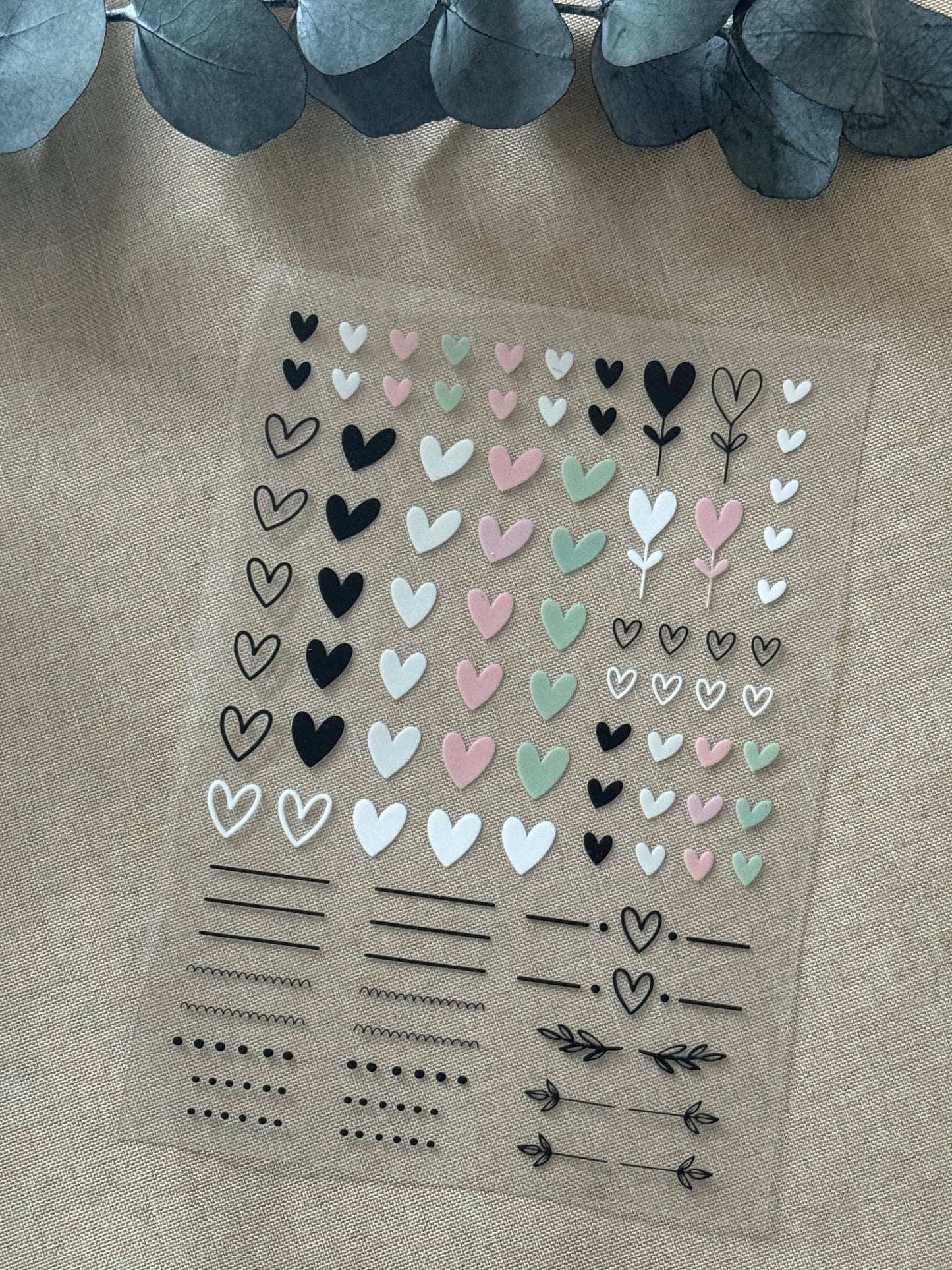 Rub On Aufkleber Herzen A5 Warum du unsere Rub-Ons lieben wirst:  ✔ Randloser Premium-Look   ✔ Besondere Haptik   ✔ Präzise Platzierung dank transparenter Trägerfolie  ✔ Wasser- und kratzfest // Hitze- und UV-beständig   ✔ Starke Haftung auf Glas, Keramik, Holz, Raysin u.v.m.  ✔ Langlebig und hochwertig verarbeitet  ✔ Auch gewerblich nutzbar – keine zusätzliche Lizenz nötig