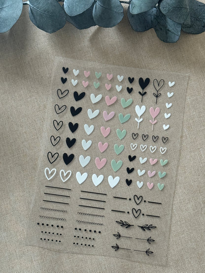 Rub On Aufkleber Herzen A5 Warum du unsere Rub-Ons lieben wirst:  ✔ Randloser Premium-Look   ✔ Besondere Haptik   ✔ Präzise Platzierung dank transparenter Trägerfolie  ✔ Wasser- und kratzfest // Hitze- und UV-beständig   ✔ Starke Haftung auf Glas, Keramik, Holz, Raysin u.v.m.  ✔ Langlebig und hochwertig verarbeitet  ✔ Auch gewerblich nutzbar – keine zusätzliche Lizenz nötig