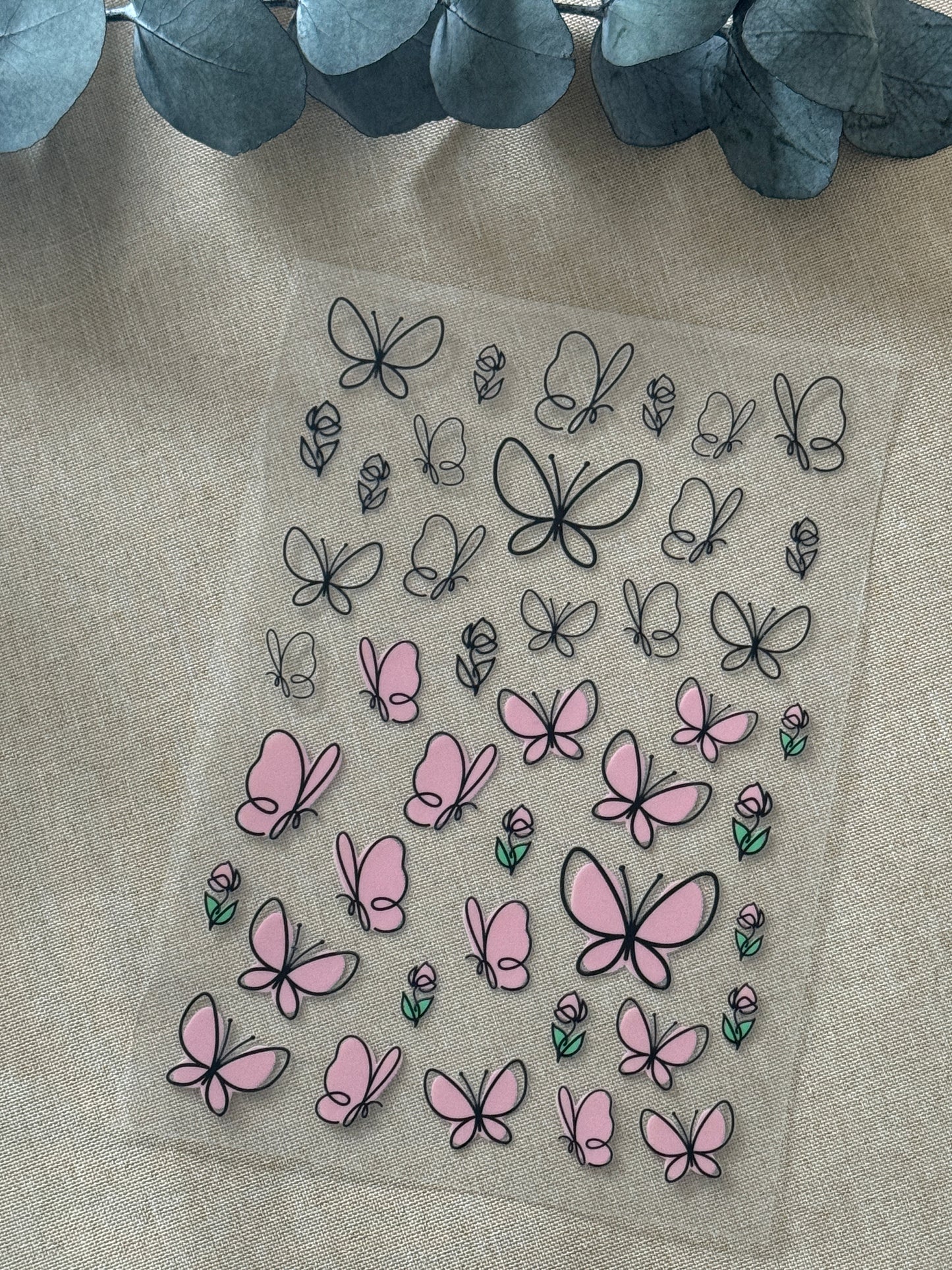 Rub On Aufkleber Schmetterlinge A5 Warum du unsere Rub-Ons lieben wirst:  ✔ Randloser Premium-Look   ✔ Besondere Haptik   ✔ Präzise Platzierung dank transparenter Trägerfolie  ✔ Wasser- und kratzfest // Hitze- und UV-beständig   ✔ Starke Haftung auf Glas, Keramik, Holz, Raysin u.v.m.  ✔ Langlebig und hochwertig verarbeitet  ✔ Auch gewerblich nutzbar – keine zusätzliche Lizenz nötig