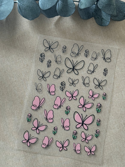 Rub On Aufkleber Schmetterlinge A5 Warum du unsere Rub-Ons lieben wirst:  ✔ Randloser Premium-Look   ✔ Besondere Haptik   ✔ Präzise Platzierung dank transparenter Trägerfolie  ✔ Wasser- und kratzfest // Hitze- und UV-beständig   ✔ Starke Haftung auf Glas, Keramik, Holz, Raysin u.v.m.  ✔ Langlebig und hochwertig verarbeitet  ✔ Auch gewerblich nutzbar – keine zusätzliche Lizenz nötig