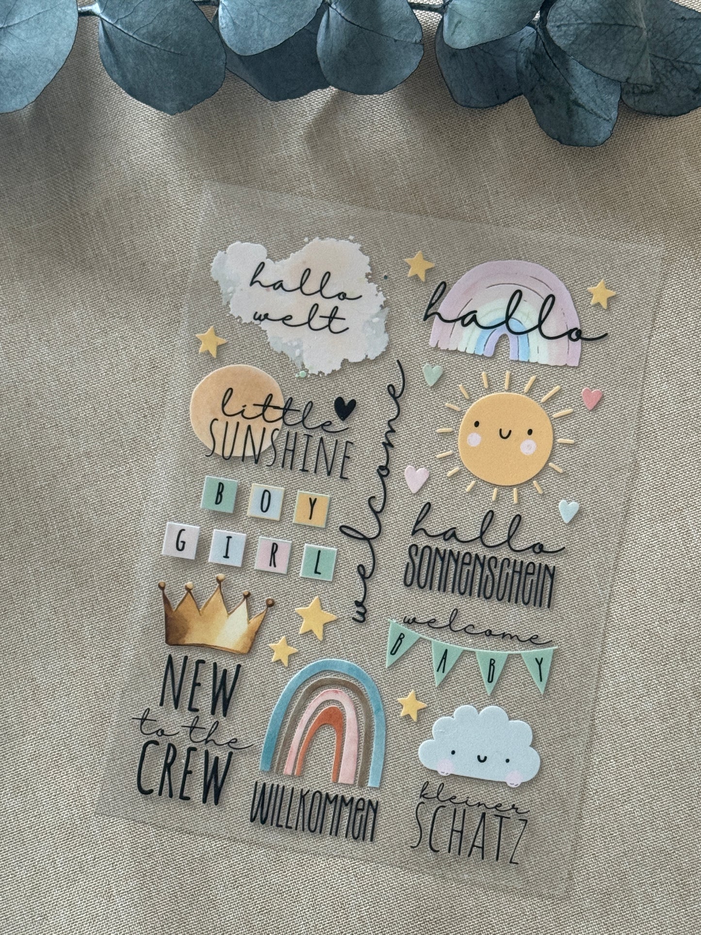 Rub On Aufkleber Willkommen Baby A5 Warum du unsere Rub-Ons lieben wirst:  ✔ Randloser Premium-Look   ✔ Besondere Haptik   ✔ Präzise Platzierung dank transparenter Trägerfolie  ✔ Wasser- und kratzfest // Hitze- und UV-beständig   ✔ Starke Haftung auf Glas, Keramik, Holz, Raysin u.v.m.  ✔ Langlebig und hochwertig verarbeitet  ✔ Auch gewerblich nutzbar – keine zusätzliche Lizenz nötig