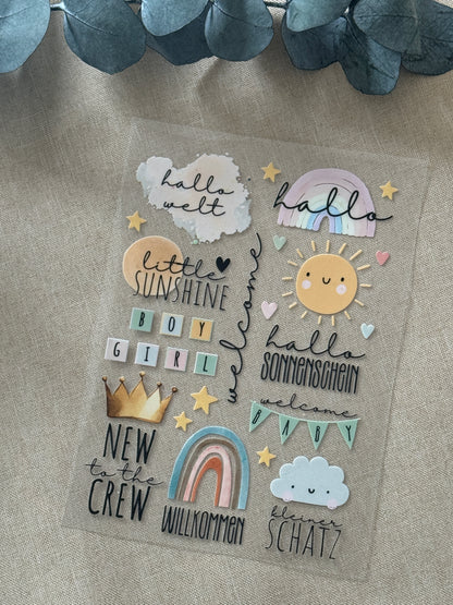 Rub On Aufkleber Willkommen Baby A5 Warum du unsere Rub-Ons lieben wirst:  ✔ Randloser Premium-Look   ✔ Besondere Haptik   ✔ Präzise Platzierung dank transparenter Trägerfolie  ✔ Wasser- und kratzfest // Hitze- und UV-beständig   ✔ Starke Haftung auf Glas, Keramik, Holz, Raysin u.v.m.  ✔ Langlebig und hochwertig verarbeitet  ✔ Auch gewerblich nutzbar – keine zusätzliche Lizenz nötig