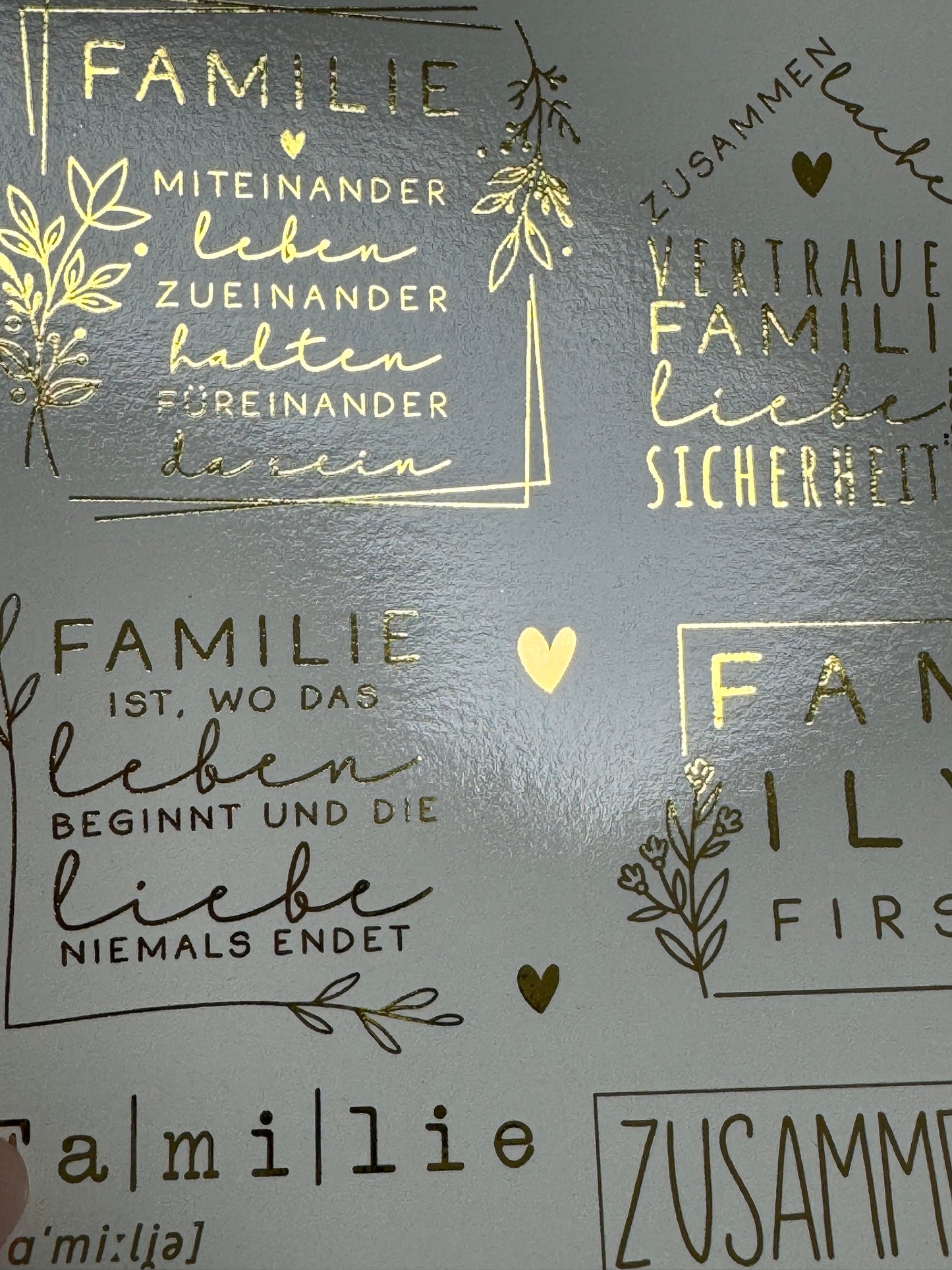 Kerzenfolie Familie Stumpenkerzen Family Warum du unsere Kerzenfolie lieben wirst:  ✔ Edle Premium-Folie mit hochwertiger Optik  ✔ Speziell für Kerzen entwickelt   ✔ Aktivierung des Klebers ganz einfach mit Wasser   ✔ Wischfest und langlebig bei sorgfältiger Verarbeitung  ✔ Besonders elastisch – passt sich Kerzenoberfläche optimal an  ✔ Gewerblich nutzbar – keine zusätzliche Lizenz nötig