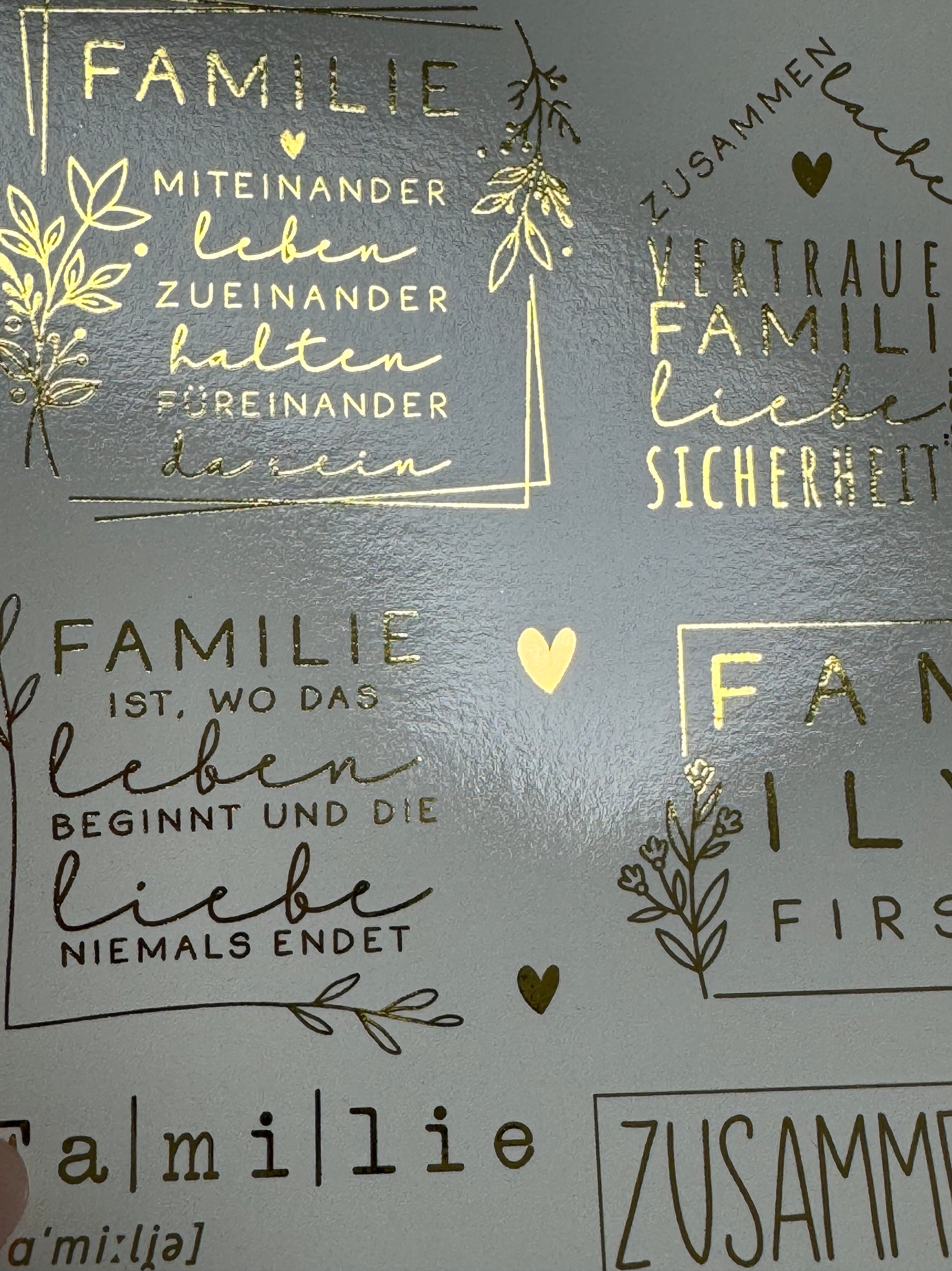 Kerzenfolie Familie Stumpenkerzen Family Warum du unsere Kerzenfolie lieben wirst:  ✔ Edle Premium-Folie mit hochwertiger Optik  ✔ Speziell für Kerzen entwickelt   ✔ Aktivierung des Klebers ganz einfach mit Wasser   ✔ Wischfest und langlebig bei sorgfältiger Verarbeitung  ✔ Besonders elastisch – passt sich Kerzenoberfläche optimal an  ✔ Gewerblich nutzbar – keine zusätzliche Lizenz nötig