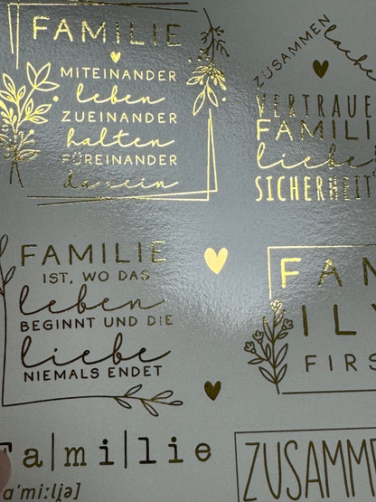Kerzenfolie Familie Stumpenkerzen Family Warum du unsere Kerzenfolie lieben wirst:  ✔ Edle Premium-Folie mit hochwertiger Optik  ✔ Speziell für Kerzen entwickelt   ✔ Aktivierung des Klebers ganz einfach mit Wasser   ✔ Wischfest und langlebig bei sorgfältiger Verarbeitung  ✔ Besonders elastisch – passt sich Kerzenoberfläche optimal an  ✔ Gewerblich nutzbar – keine zusätzliche Lizenz nötig