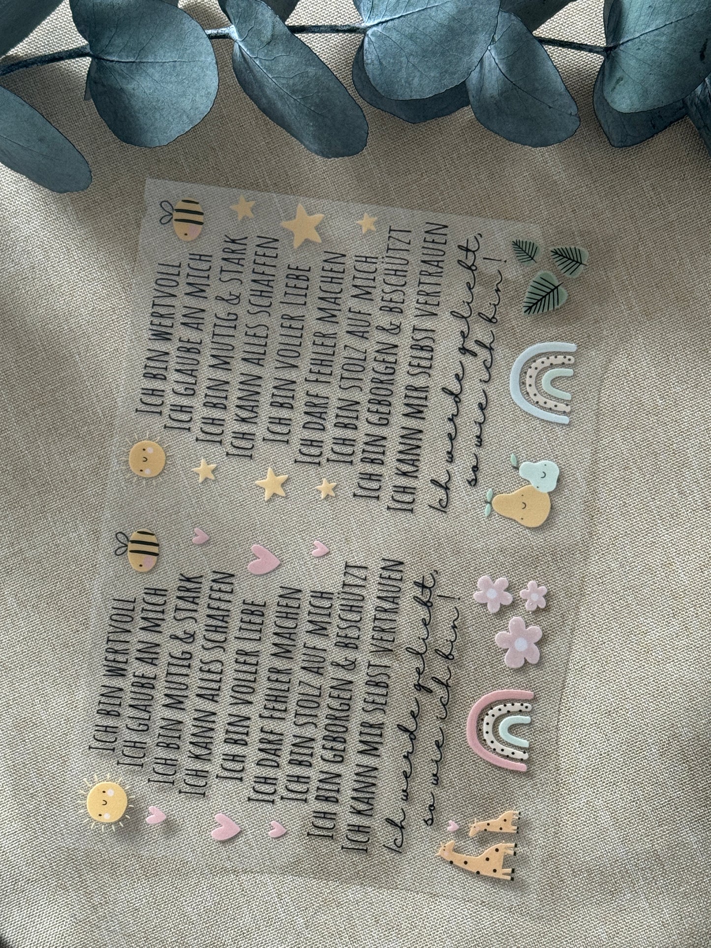 Rub On Aufkleber Affirmationen zweimal A6 & A5 Warum du unsere Rub-Ons lieben wirst:  ✔ Randloser Premium-Look   ✔ Besondere Haptik   ✔ Präzise Platzierung dank transparenter Trägerfolie  ✔ Wasser- und kratzfest // Hitze- und UV-beständig   ✔ Starke Haftung auf Glas, Keramik, Holz, Raysin u.v.m.  ✔ Langlebig und hochwertig verarbeitet  ✔ Auch gewerblich nutzbar – keine zusätzliche Lizenz nötig