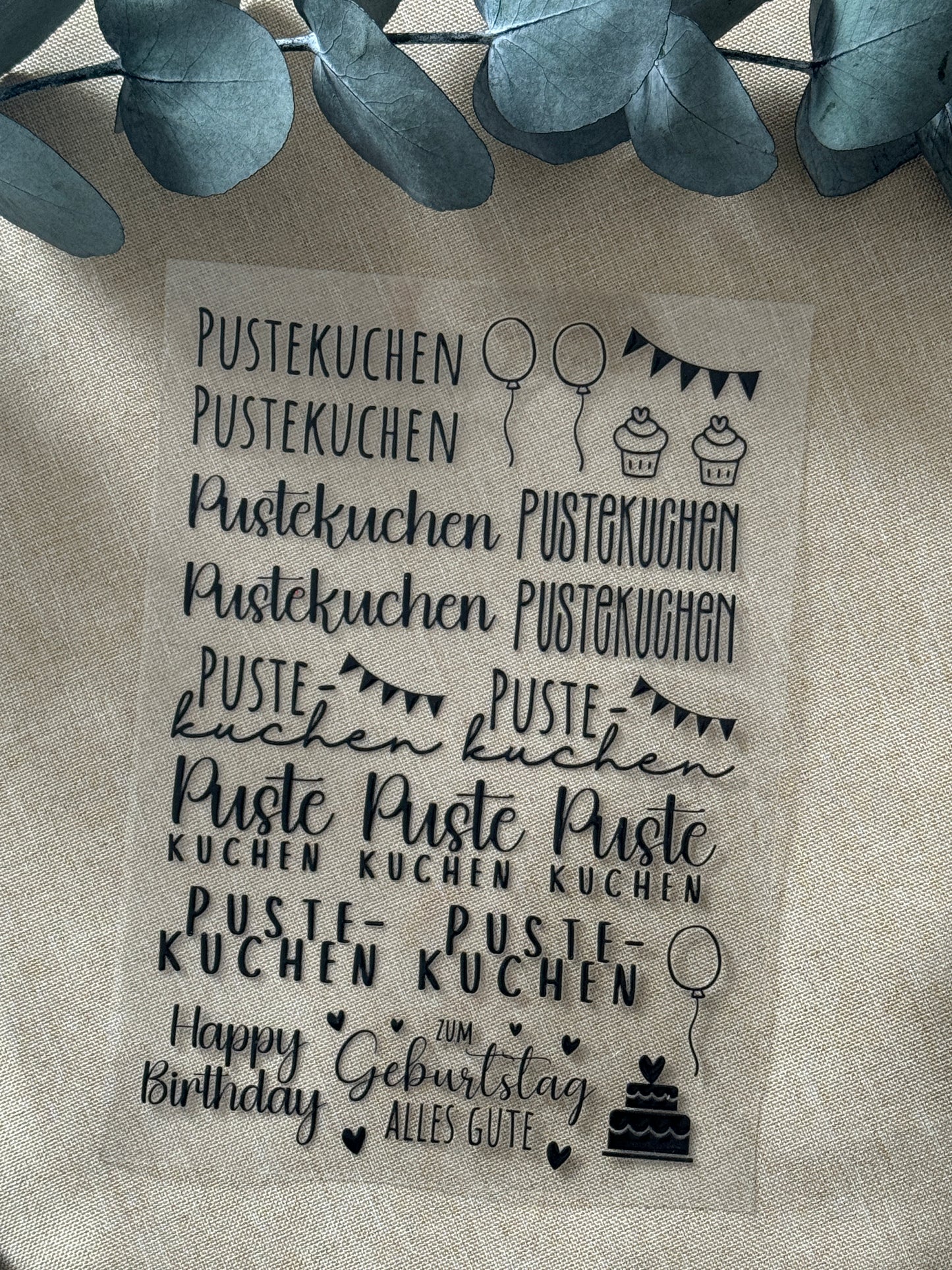 Rub On Aufkleber Pustekuchen A5 Warum du unsere Rub-Ons lieben wirst:  ✔ Randloser Premium-Look   ✔ Besondere Haptik   ✔ Präzise Platzierung dank transparenter Trägerfolie  ✔ Wasser- und kratzfest // Hitze- und UV-beständig   ✔ Starke Haftung auf Glas, Keramik, Holz, Raysin u.v.m.  ✔ Langlebig und hochwertig verarbeitet  ✔ Auch gewerblich nutzbar – keine zusätzliche Lizenz nötig