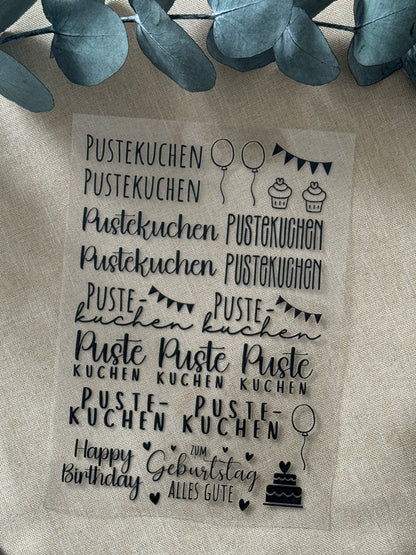 Rub On Aufkleber Pustekuchen A5 Warum du unsere Rub-Ons lieben wirst:  ✔ Randloser Premium-Look   ✔ Besondere Haptik   ✔ Präzise Platzierung dank transparenter Trägerfolie  ✔ Wasser- und kratzfest // Hitze- und UV-beständig   ✔ Starke Haftung auf Glas, Keramik, Holz, Raysin u.v.m.  ✔ Langlebig und hochwertig verarbeitet  ✔ Auch gewerblich nutzbar – keine zusätzliche Lizenz nötig