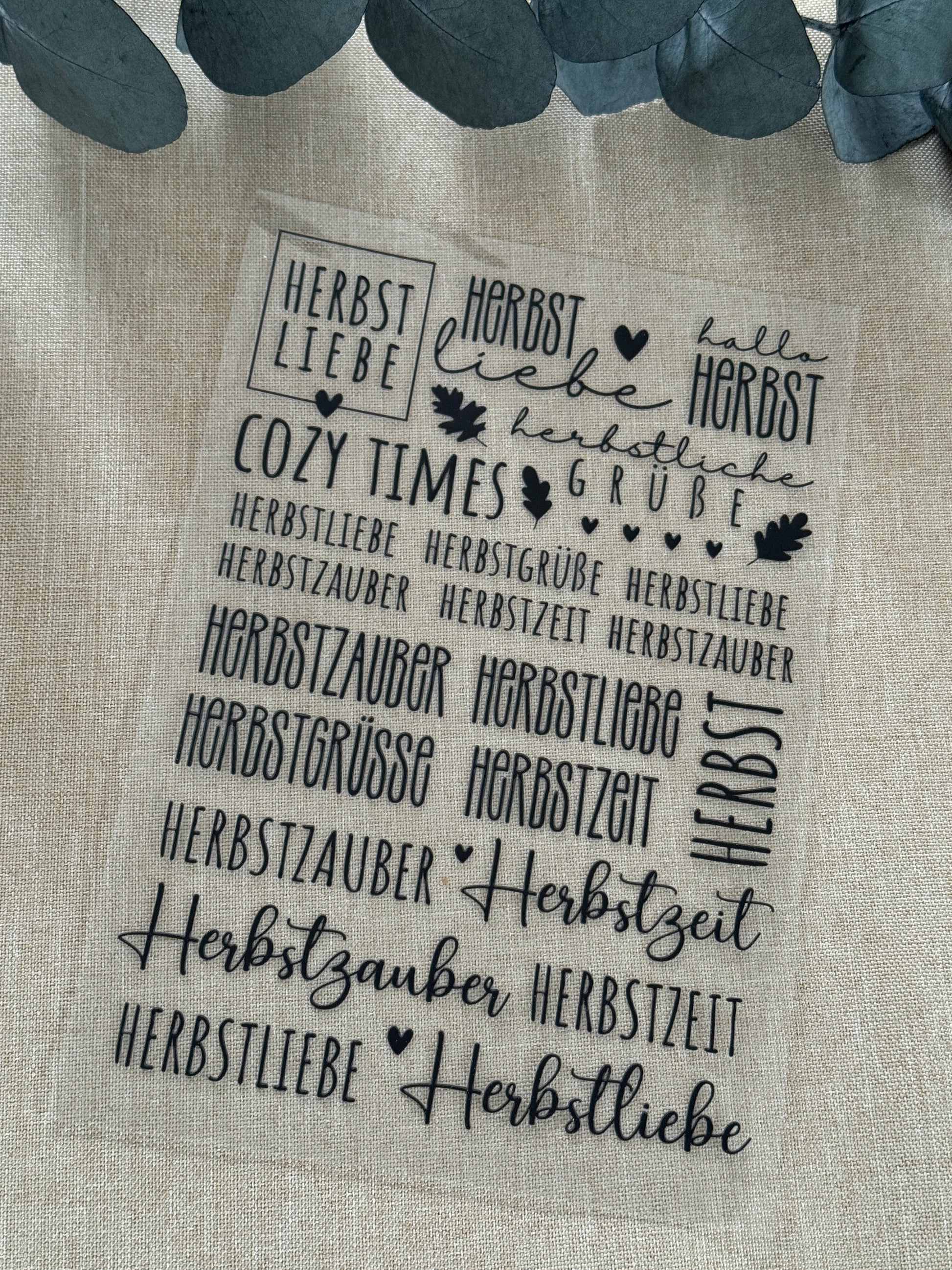  Rub On Aufkleber Herbstzauber schwarz weiss A5 Warum du unsere Rub-Ons lieben wirst:  ✔ Randloser Premium-Look   ✔ Besondere Haptik   ✔ Präzise Platzierung dank transparenter Trägerfolie  ✔ Wasser- und kratzfest // Hitze- und UV-beständig   ✔ Starke Haftung auf Glas, Keramik, Holz, Raysin u.v.m.  ✔ Langlebig und hochwertig verarbeitet  ✔ Auch gewerblich nutzbar – keine zusätzliche Lizenz nötig