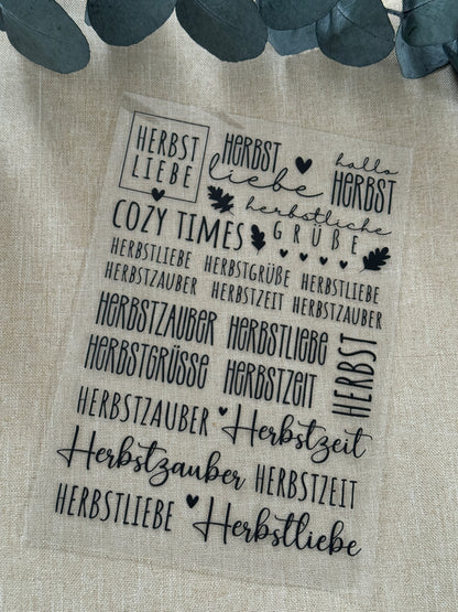  Rub On Aufkleber Herbstzauber schwarz weiss A5 Warum du unsere Rub-Ons lieben wirst:  ✔ Randloser Premium-Look   ✔ Besondere Haptik   ✔ Präzise Platzierung dank transparenter Trägerfolie  ✔ Wasser- und kratzfest // Hitze- und UV-beständig   ✔ Starke Haftung auf Glas, Keramik, Holz, Raysin u.v.m.  ✔ Langlebig und hochwertig verarbeitet  ✔ Auch gewerblich nutzbar – keine zusätzliche Lizenz nötig