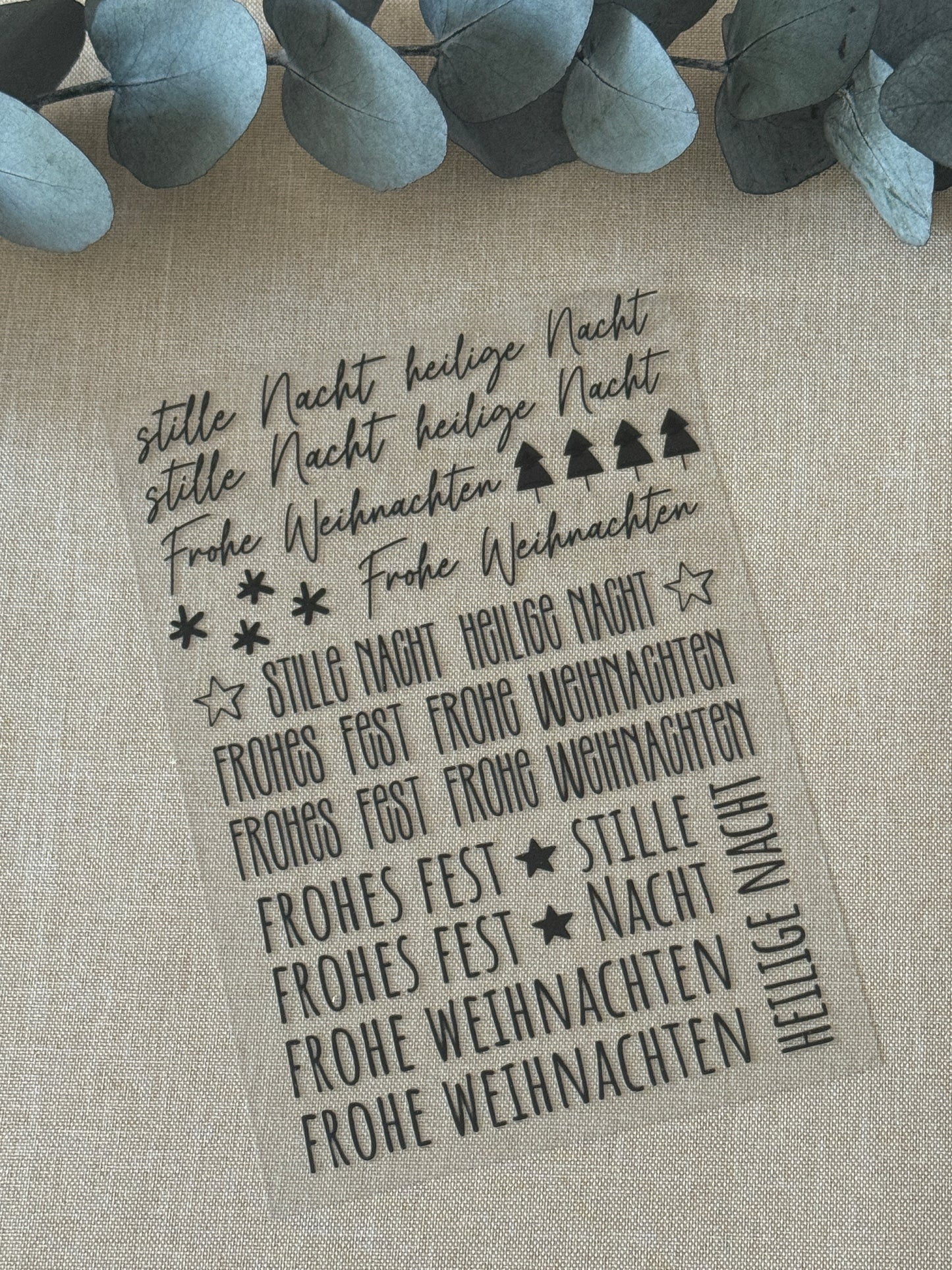 Rub On Aufkleber Schriftzüge A5 Warum du unsere Rub-Ons lieben wirst:  ✔ Randloser Premium-Look   ✔ Besondere Haptik   ✔ Präzise Platzierung dank transparenter Trägerfolie  ✔ Wasser- und kratzfest // Hitze- und UV-beständig   ✔ Starke Haftung auf Glas, Keramik, Holz, Raysin u.v.m.  ✔ Langlebig und hochwertig verarbeitet  ✔ Auch gewerblich nutzbar – keine zusätzliche Lizenz nötig