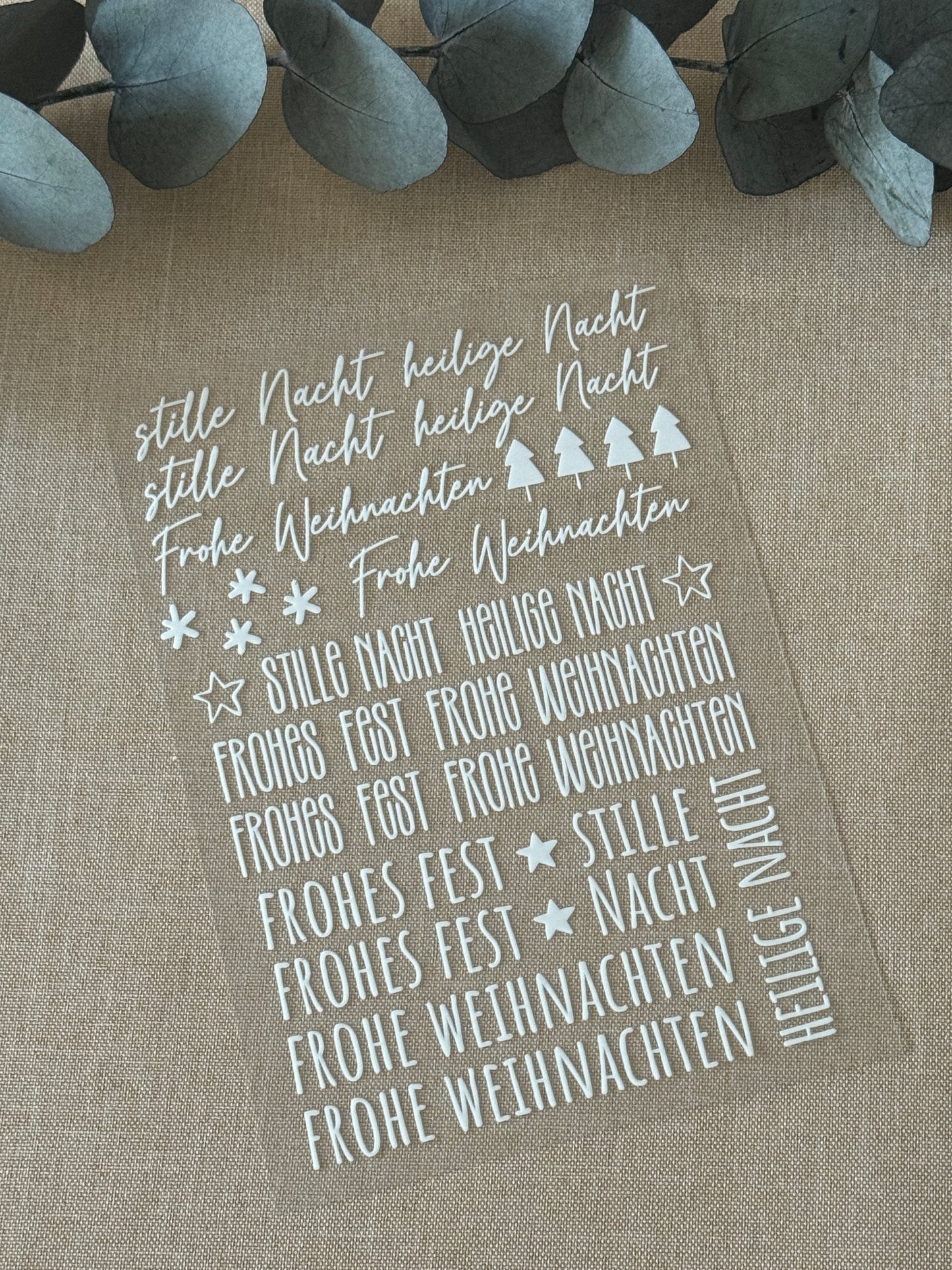 Rub On Aufkleber Schriftzüge weiss A5 Warum du unsere Rub-Ons lieben wirst:  ✔ Randloser Premium-Look   ✔ Besondere Haptik   ✔ Präzise Platzierung dank transparenter Trägerfolie  ✔ Wasser- und kratzfest // Hitze- und UV-beständig   ✔ Starke Haftung auf Glas, Keramik, Holz, Raysin u.v.m.  ✔ Langlebig und hochwertig verarbeitet  ✔ Auch gewerblich nutzbar – keine zusätzliche Lizenz nötig
