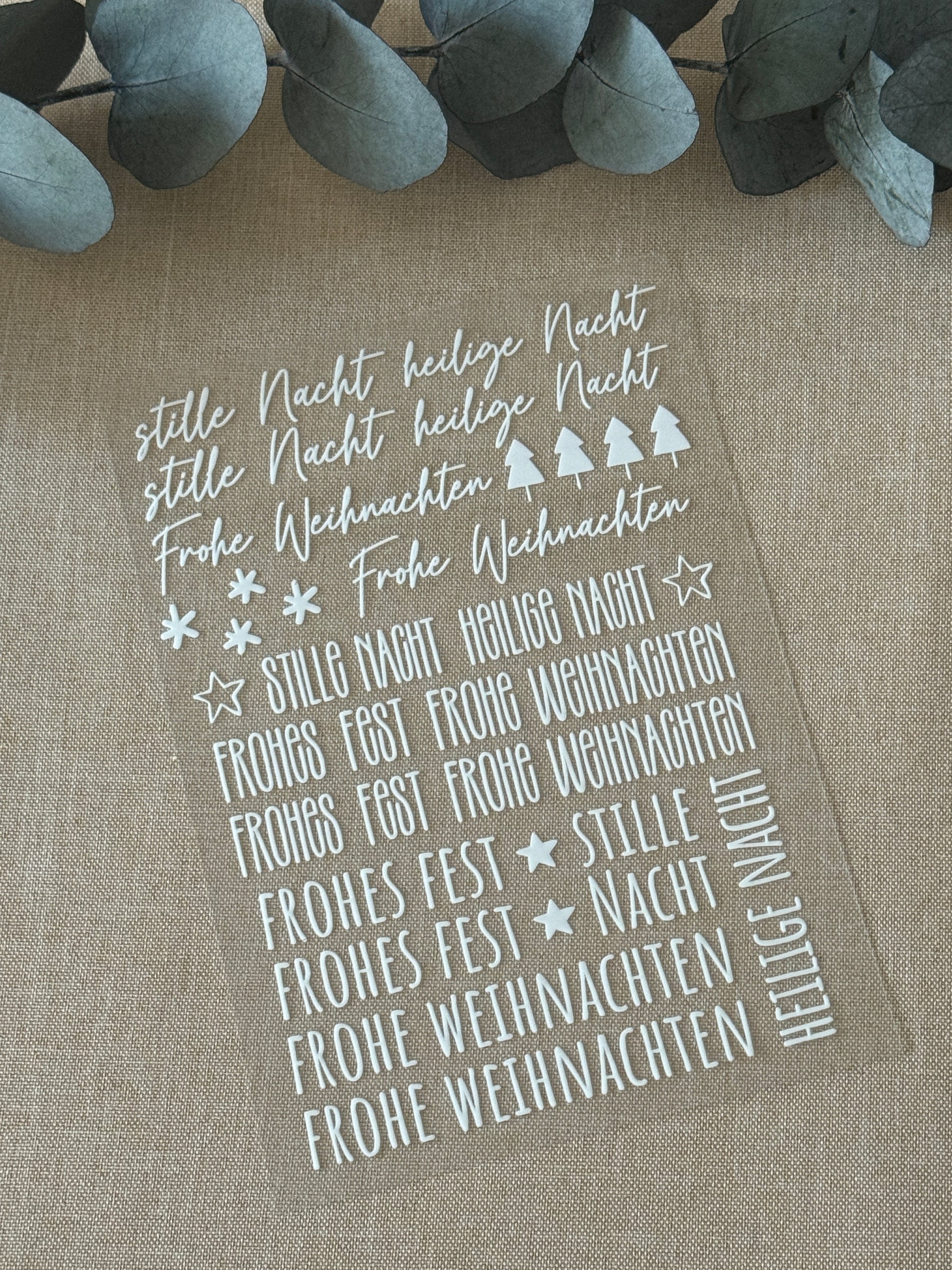 Rub On Aufkleber Schriftzüge weiss A5 Warum du unsere Rub-Ons lieben wirst:  ✔ Randloser Premium-Look   ✔ Besondere Haptik   ✔ Präzise Platzierung dank transparenter Trägerfolie  ✔ Wasser- und kratzfest // Hitze- und UV-beständig   ✔ Starke Haftung auf Glas, Keramik, Holz, Raysin u.v.m.  ✔ Langlebig und hochwertig verarbeitet  ✔ Auch gewerblich nutzbar – keine zusätzliche Lizenz nötig