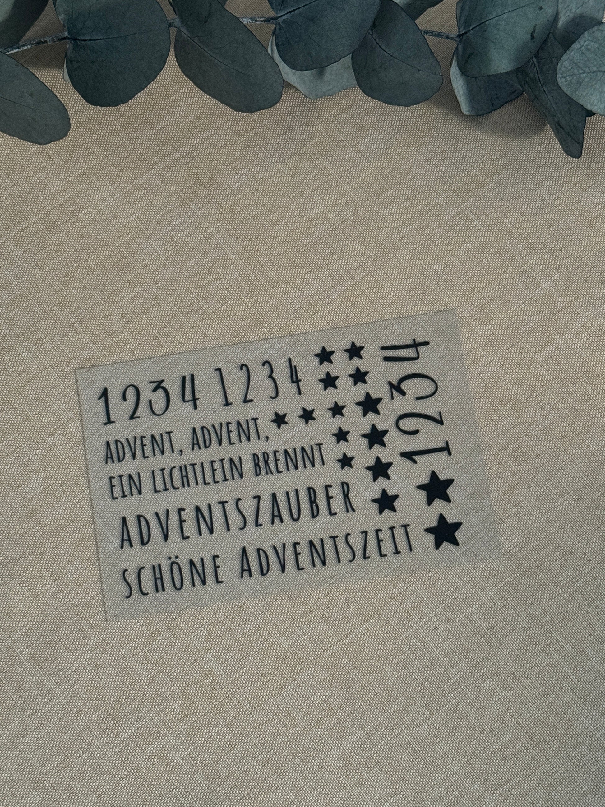 Rub On Aufkleber Advent Advent A6 Warum du unsere Rub-Ons lieben wirst:  ✔ Randloser Premium-Look   ✔ Besondere Haptik   ✔ Präzise Platzierung dank transparenter Trägerfolie  ✔ Wasser- und kratzfest // Hitze- und UV-beständig   ✔ Starke Haftung auf Glas, Keramik, Holz, Raysin u.v.m.  ✔ Langlebig und hochwertig verarbeitet  ✔ Auch gewerblich nutzbar – keine zusätzliche Lizenz nötig