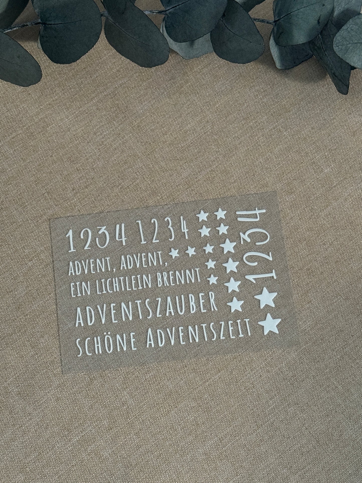 Rub On Aufkleber Advent Advent weiss A6 Warum du unsere Rub-Ons lieben wirst:  ✔ Randloser Premium-Look   ✔ Besondere Haptik   ✔ Präzise Platzierung dank transparenter Trägerfolie  ✔ Wasser- und kratzfest // Hitze- und UV-beständig   ✔ Starke Haftung auf Glas, Keramik, Holz, Raysin u.v.m.  ✔ Langlebig und hochwertig verarbeitet  ✔ Auch gewerblich nutzbar – keine zusätzliche Lizenz nötig
