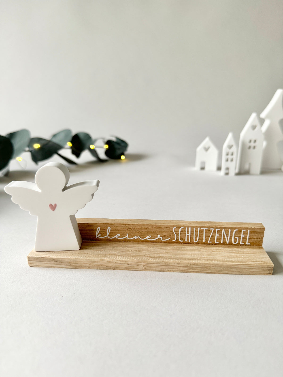 Rub On Aufkleber Schutzengel weiss A5 Warum du unsere Rub-Ons lieben wirst:  ✔ Randloser Premium-Look   ✔ Besondere Haptik   ✔ Präzise Platzierung dank transparenter Trägerfolie  ✔ Wasser- und kratzfest // Hitze- und UV-beständig   ✔ Starke Haftung auf Glas, Keramik, Holz, Raysin u.v.m.  ✔ Langlebig und hochwertig verarbeitet  ✔ Auch gewerblich nutzbar – keine zusätzliche Lizenz nötig