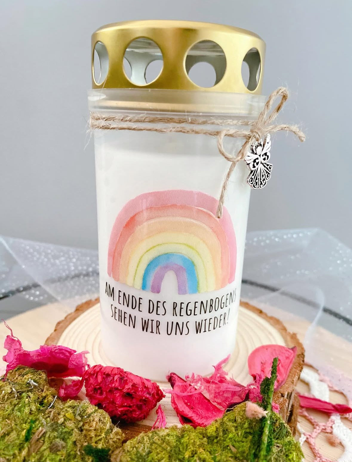 Rub On Aufkleber Trauer Regenbogen A5 Warum du unsere Rub-Ons lieben wirst:  ✔ Randloser Premium-Look   ✔ Besondere Haptik   ✔ Präzise Platzierung dank transparenter Trägerfolie  ✔ Wasser- und kratzfest // Hitze- und UV-beständig   ✔ Starke Haftung auf Glas, Keramik, Holz, Raysin u.v.m.  ✔ Langlebig und hochwertig verarbeitet  ✔ Auch gewerblich nutzbar – keine zusätzliche Lizenz nötig
