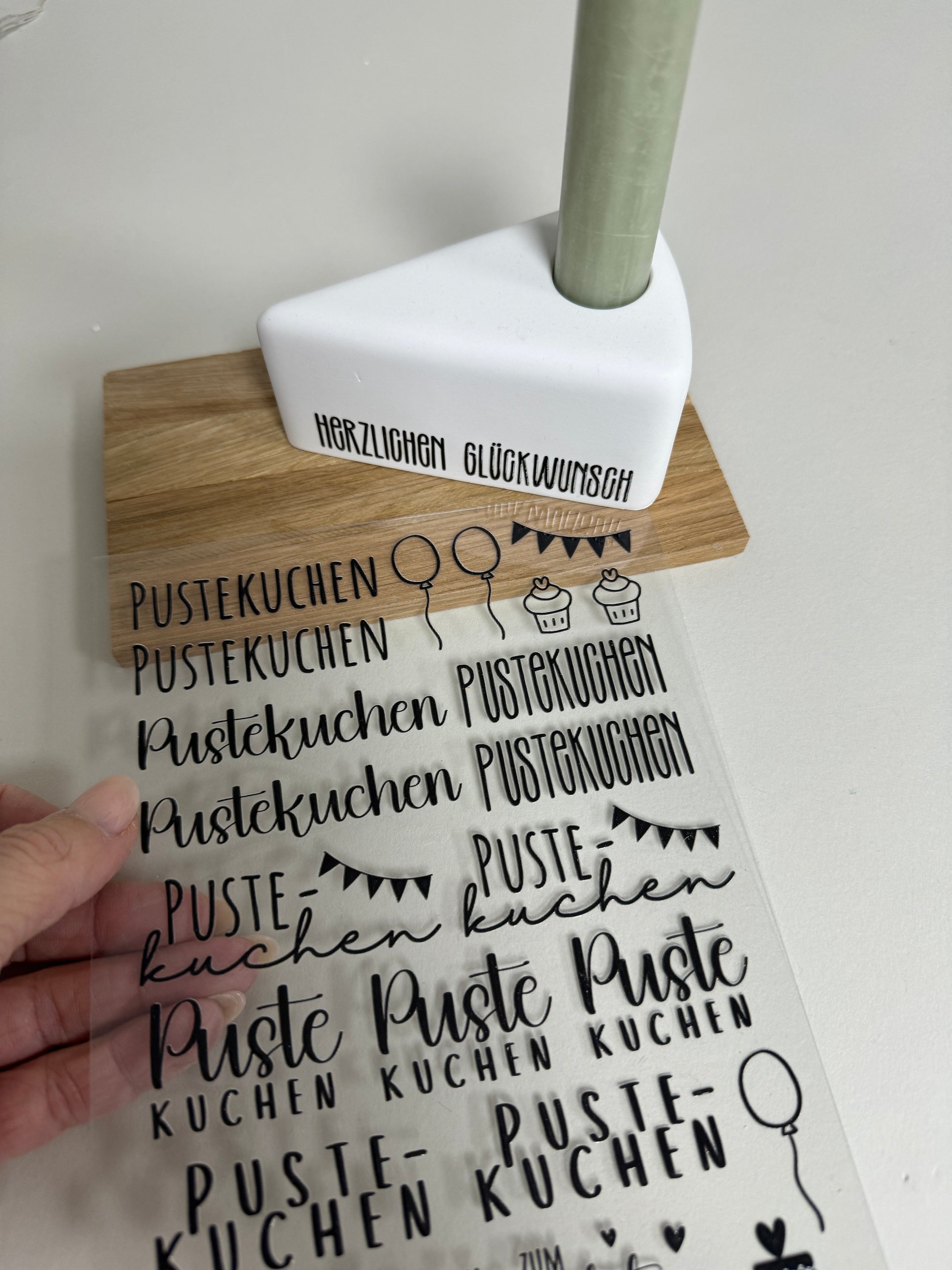 Rub On Aufkleber Pustekuchen A5 Warum du unsere Rub-Ons lieben wirst:  ✔ Randloser Premium-Look   ✔ Besondere Haptik   ✔ Präzise Platzierung dank transparenter Trägerfolie  ✔ Wasser- und kratzfest // Hitze- und UV-beständig   ✔ Starke Haftung auf Glas, Keramik, Holz, Raysin u.v.m.  ✔ Langlebig und hochwertig verarbeitet  ✔ Auch gewerblich nutzbar – keine zusätzliche Lizenz nötig