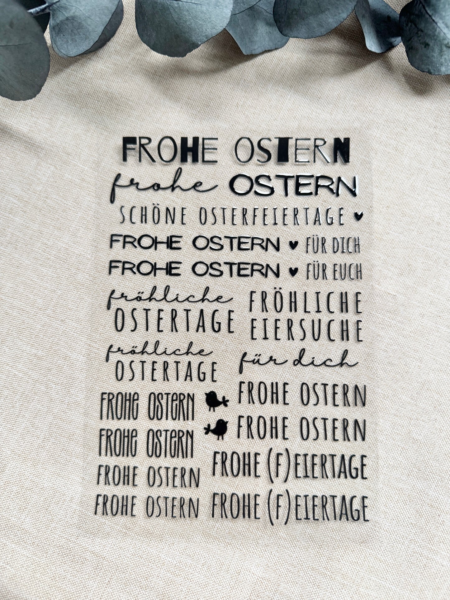 Rub On Aufkleber Schriftzüge Frohe Ostern 2.0 A5 Warum du unsere Rub-Ons lieben wirst:  ✔ Randloser Premium-Look   ✔ Besondere Haptik   ✔ Präzise Platzierung dank transparenter Trägerfolie  ✔ Wasser- und kratzfest // Hitze- und UV-beständig   ✔ Starke Haftung auf Glas, Keramik, Holz, Raysin u.v.m.  ✔ Langlebig und hochwertig verarbeitet  ✔ Auch gewerblich nutzbar – keine zusätzliche Lizenz nötig