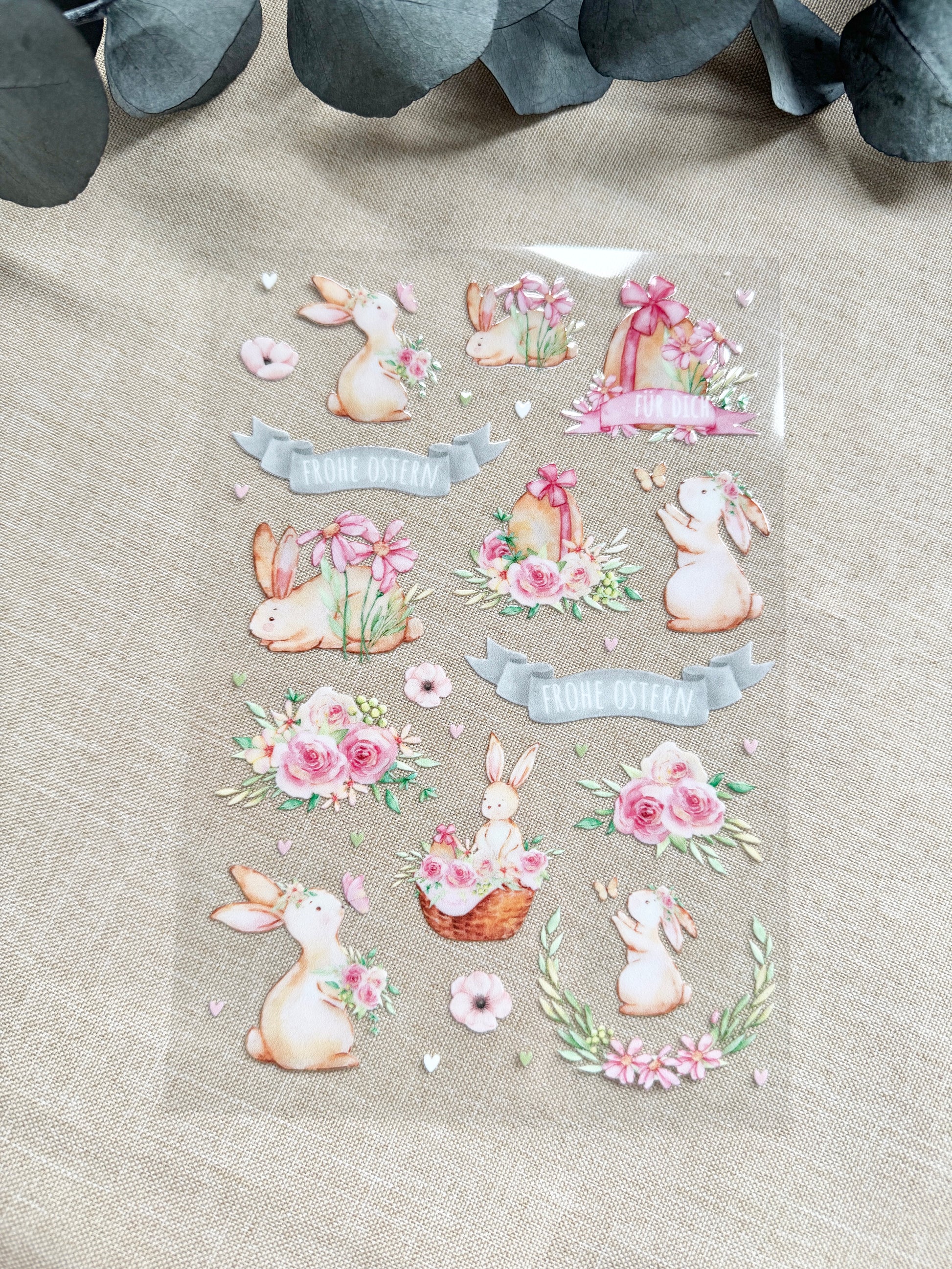 Rub On Aufkleber Flower-Hasi A5 Warum du unsere Rub-Ons lieben wirst:  ✔ Randloser Premium-Look   ✔ Besondere Haptik   ✔ Präzise Platzierung dank transparenter Trägerfolie  ✔ Wasser- und kratzfest // Hitze- und UV-beständig   ✔ Starke Haftung auf Glas, Keramik, Holz, Raysin u.v.m.  ✔ Langlebig und hochwertig verarbeitet  ✔ Auch gewerblich nutzbar – keine zusätzliche Lizenz nötig