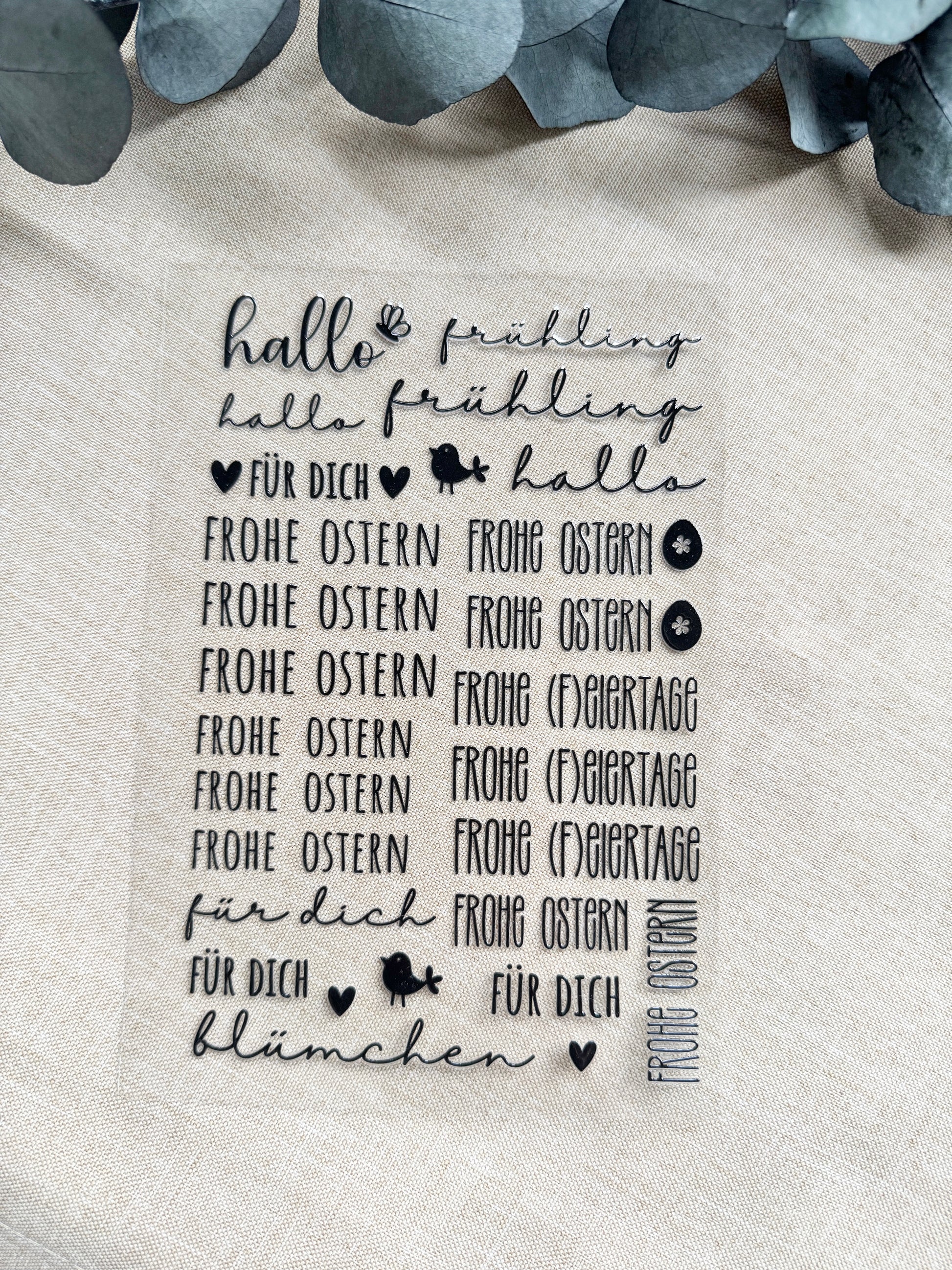 Rub On Aufkleber Schriftzüge Ostern 1.0 A5 Warum du unsere Rub-Ons lieben wirst:  ✔ Randloser Premium-Look   ✔ Besondere Haptik   ✔ Präzise Platzierung dank transparenter Trägerfolie  ✔ Wasser- und kratzfest // Hitze- und UV-beständig   ✔ Starke Haftung auf Glas, Keramik, Holz, Raysin u.v.m.  ✔ Langlebig und hochwertig verarbeitet  ✔ Auch gewerblich nutzbar – keine zusätzliche Lizenz nötig
