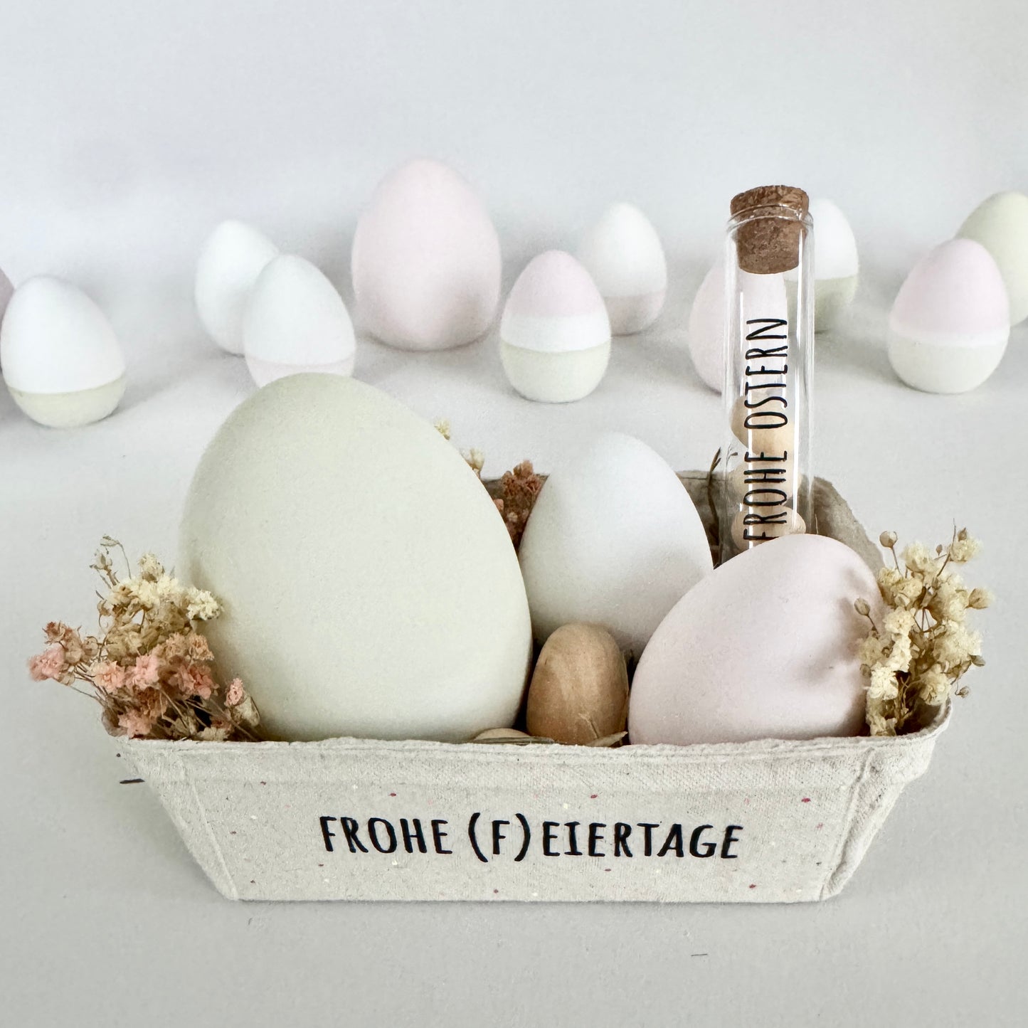 Rub On Aufkleber Schriftzüge Frohe Ostern 2.0 A5 Warum du unsere Rub-Ons lieben wirst:  ✔ Randloser Premium-Look   ✔ Besondere Haptik   ✔ Präzise Platzierung dank transparenter Trägerfolie  ✔ Wasser- und kratzfest // Hitze- und UV-beständig   ✔ Starke Haftung auf Glas, Keramik, Holz, Raysin u.v.m.  ✔ Langlebig und hochwertig verarbeitet  ✔ Auch gewerblich nutzbar – keine zusätzliche Lizenz nötig