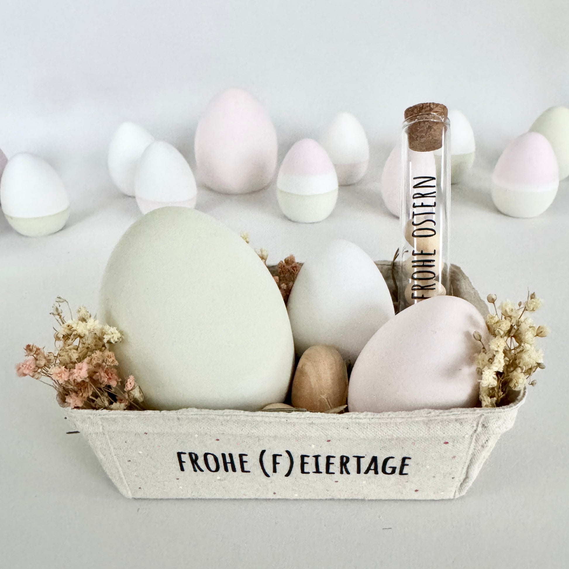 Rub On Aufkleber Schriftzüge Frohe Ostern 2.0 A5 Warum du unsere Rub-Ons lieben wirst:  ✔ Randloser Premium-Look   ✔ Besondere Haptik   ✔ Präzise Platzierung dank transparenter Trägerfolie  ✔ Wasser- und kratzfest // Hitze- und UV-beständig   ✔ Starke Haftung auf Glas, Keramik, Holz, Raysin u.v.m.  ✔ Langlebig und hochwertig verarbeitet  ✔ Auch gewerblich nutzbar – keine zusätzliche Lizenz nötig