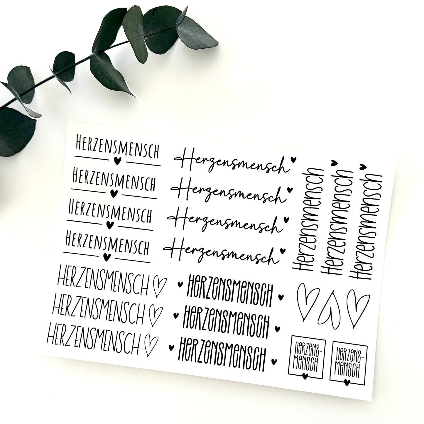 Kerzenfolie Herzensmensch Premium DIY Warum du unsere Kerzenfolie lieben wirst:  ✔ Edle Premium-Folie mit hochwertiger Optik  ✔ Speziell für Kerzen entwickelt   ✔ Aktivierung des Klebers ganz einfach mit Wasser   ✔ Wischfest und langlebig bei sorgfältiger Verarbeitung  ✔ Besonders elastisch – passt sich Kerzenoberfläche optimal an  ✔ Gewerblich nutzbar – keine zusätzliche Lizenz nötig