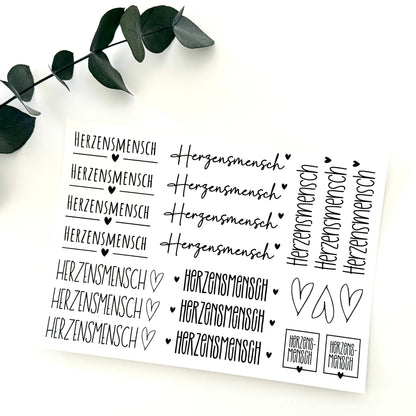 Kerzenfolie Herzensmensch Premium DIY Warum du unsere Kerzenfolie lieben wirst:  ✔ Edle Premium-Folie mit hochwertiger Optik  ✔ Speziell für Kerzen entwickelt   ✔ Aktivierung des Klebers ganz einfach mit Wasser   ✔ Wischfest und langlebig bei sorgfältiger Verarbeitung  ✔ Besonders elastisch – passt sich Kerzenoberfläche optimal an  ✔ Gewerblich nutzbar – keine zusätzliche Lizenz nötig