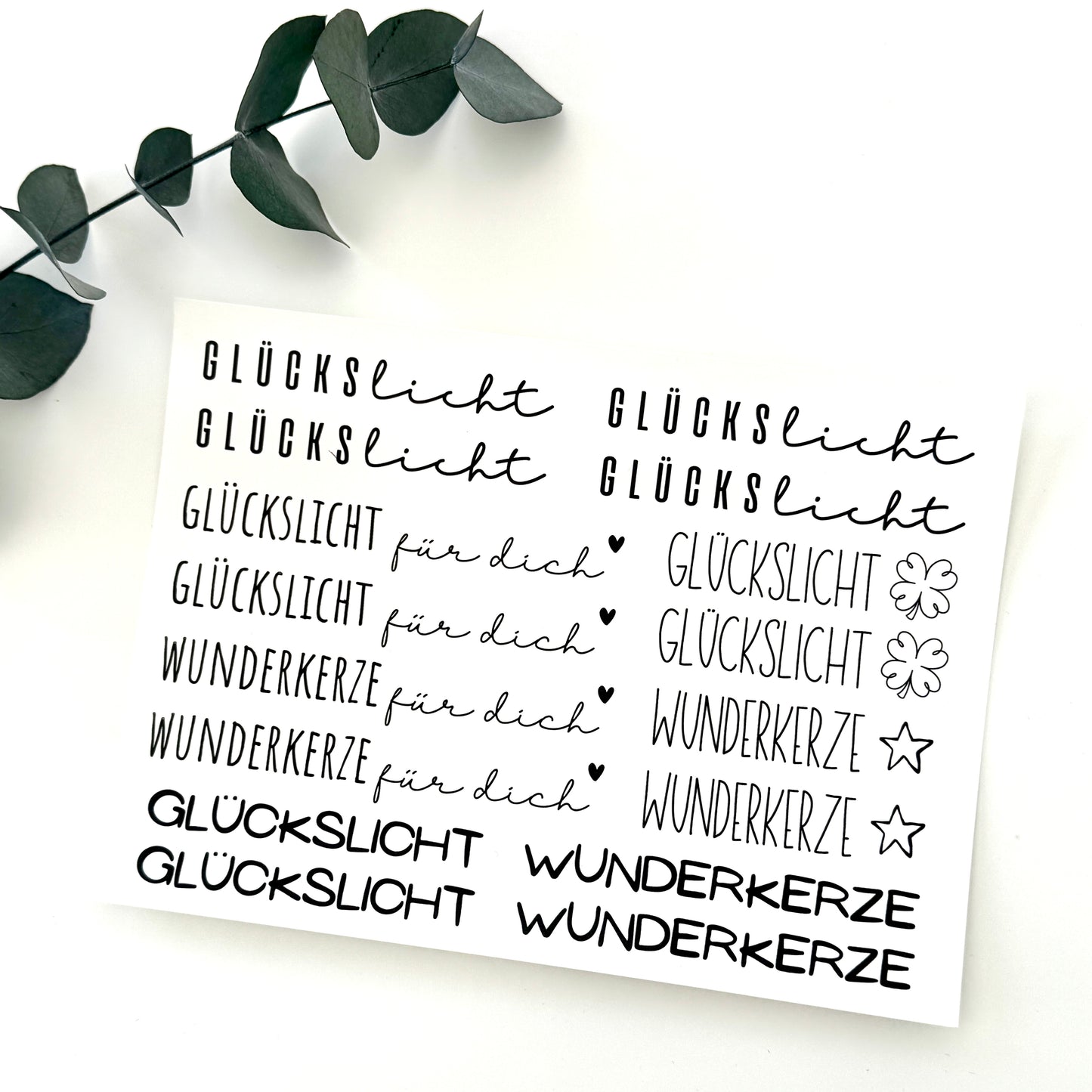 Kerzenfolie Glückslicht Kerzenfolie für Stumpenkerzen  Warum du unsere Kerzenfolie lieben wirst:  ✔ Edle Premium-Folie mit hochwertiger Optik  ✔ Speziell für Kerzen entwickelt   ✔ Aktivierung des Klebers ganz einfach mit Wasser   ✔ Wischfest und langlebig bei sorgfältiger Verarbeitung  ✔ Besonders elastisch – passt sich Kerzenoberfläche optimal an  ✔ Gewerblich nutzbar – keine zusätzliche Lizenz nötig