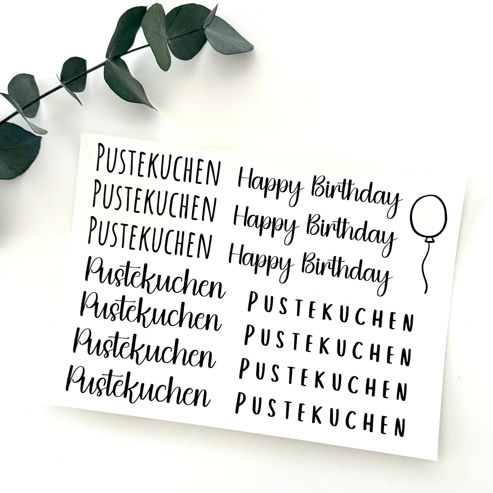 Kerzenfolie Pustekuchen DIY Folie Warum du unsere Kerzenfolie lieben wirst:  ✔ Edle Premium-Folie mit hochwertiger Optik  ✔ Speziell für Kerzen entwickelt   ✔ Aktivierung des Klebers ganz einfach mit Wasser   ✔ Wischfest und langlebig bei sorgfältiger Verarbeitung  ✔ Besonders elastisch – passt sich Kerzenoberfläche optimal an  ✔ Gewerblich nutzbar – keine zusätzliche Lizenz nötig