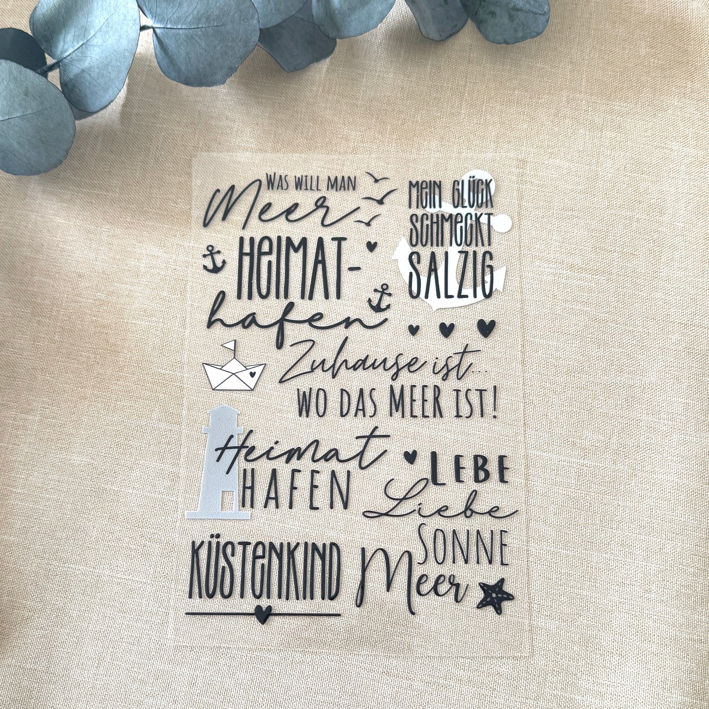 Rub On Aufkleber Maritim A5 DIY Warum du unsere Rub-Ons lieben wirst:  ✔ Randloser Premium-Look   ✔ Besondere Haptik   ✔ Präzise Platzierung dank transparenter Trägerfolie  ✔ Wasser- und kratzfest // Hitze- und UV-beständig   ✔ Starke Haftung auf Glas, Keramik, Holz, Raysin u.v.m.  ✔ Langlebig und hochwertig verarbeitet  ✔ Auch gewerblich nutzbar – keine zusätzliche Lizenz nötig