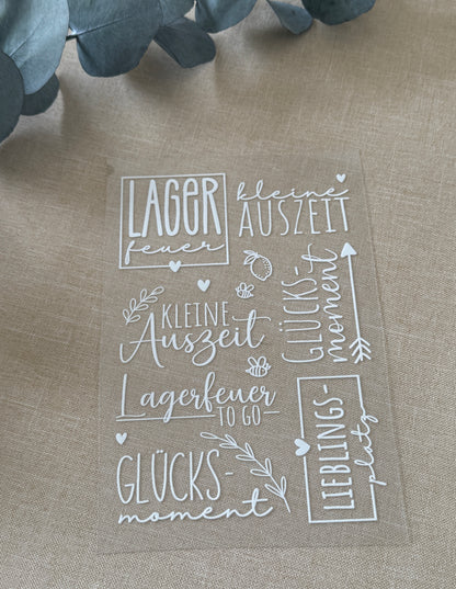 Rub On Aufkleber Lagerfeuer Sprüche KerzenFackeln A5 weiss Warum du unsere Rub-Ons lieben wirst:  ✔ Randloser Premium-Look   ✔ Besondere Haptik   ✔ Präzise Platzierung dank transparenter Trägerfolie  ✔ Wasser- und kratzfest // Hitze- und UV-beständig   ✔ Starke Haftung auf Glas, Keramik, Holz, Raysin u.v.m.  ✔ Langlebig und hochwertig verarbeitet  ✔ Auch gewerblich nutzbar – keine zusätzliche Lizenz nötig