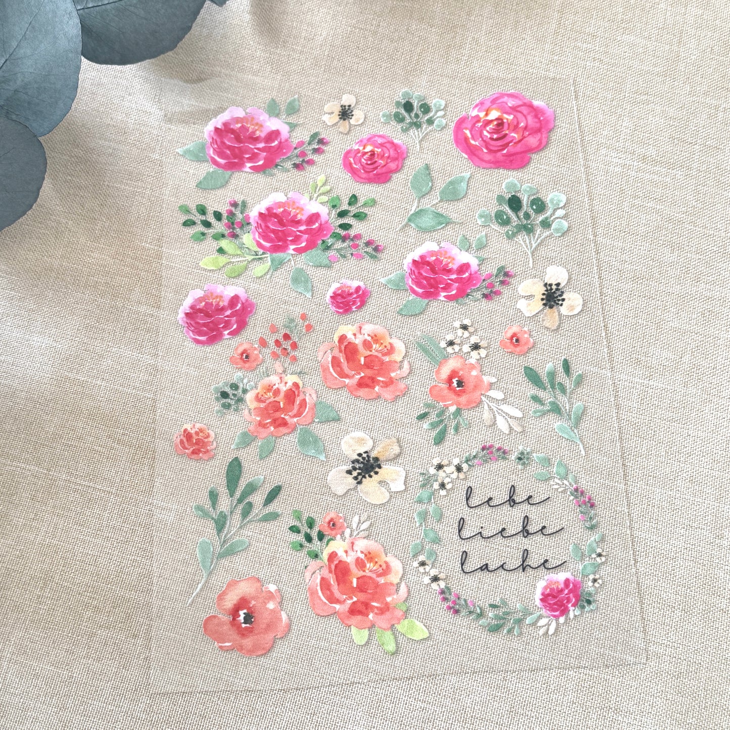 Rub On Aufkleber Sommer Blumen A5 Warum du unsere Rub-Ons lieben wirst:  ✔ Randloser Premium-Look   ✔ Besondere Haptik   ✔ Präzise Platzierung dank transparenter Trägerfolie  ✔ Wasser- und kratzfest // Hitze- und UV-beständig   ✔ Starke Haftung auf Glas, Keramik, Holz, Raysin u.v.m.  ✔ Langlebig und hochwertig verarbeitet  ✔ Auch gewerblich nutzbar – keine zusätzliche Lizenz nötig