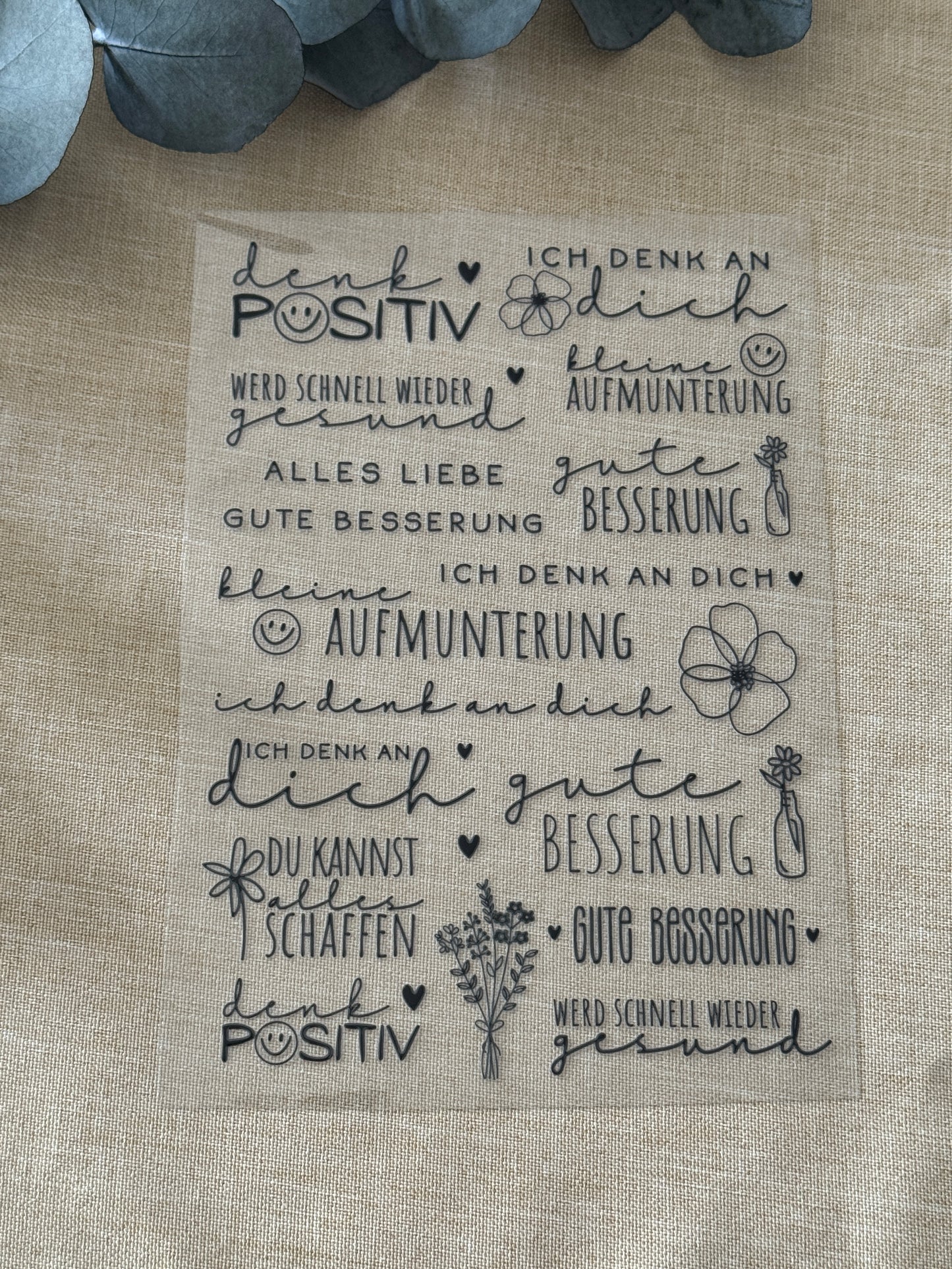Rub On Aufkleber Gute Besserung A5 Warum du unsere Rub-Ons lieben wirst:  ✔ Randloser Premium-Look   ✔ Besondere Haptik   ✔ Präzise Platzierung dank transparenter Trägerfolie  ✔ Wasser- und kratzfest // Hitze- und UV-beständig   ✔ Starke Haftung auf Glas, Keramik, Holz, Raysin u.v.m.  ✔ Langlebig und hochwertig verarbeitet  ✔ Auch gewerblich nutzbar – keine zusätzliche Lizenz nötig
