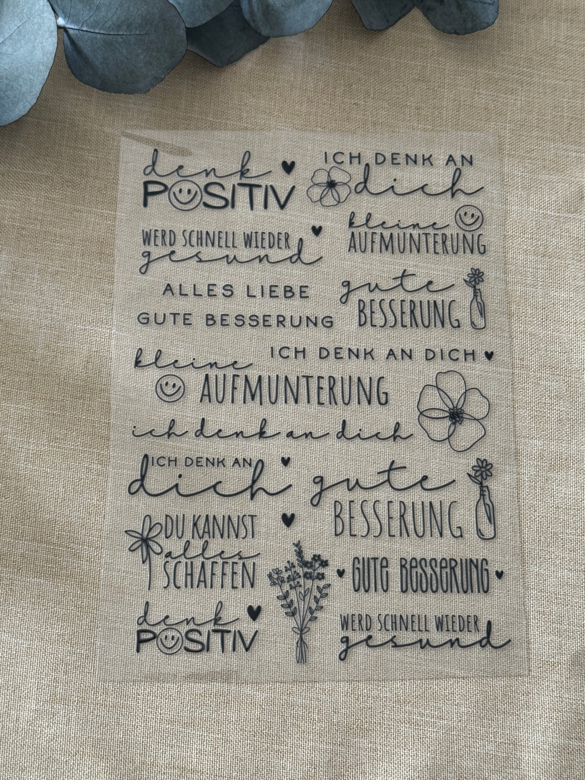 Rub On Aufkleber Gute Besserung A5 Warum du unsere Rub-Ons lieben wirst:  ✔ Randloser Premium-Look   ✔ Besondere Haptik   ✔ Präzise Platzierung dank transparenter Trägerfolie  ✔ Wasser- und kratzfest // Hitze- und UV-beständig   ✔ Starke Haftung auf Glas, Keramik, Holz, Raysin u.v.m.  ✔ Langlebig und hochwertig verarbeitet  ✔ Auch gewerblich nutzbar – keine zusätzliche Lizenz nötig